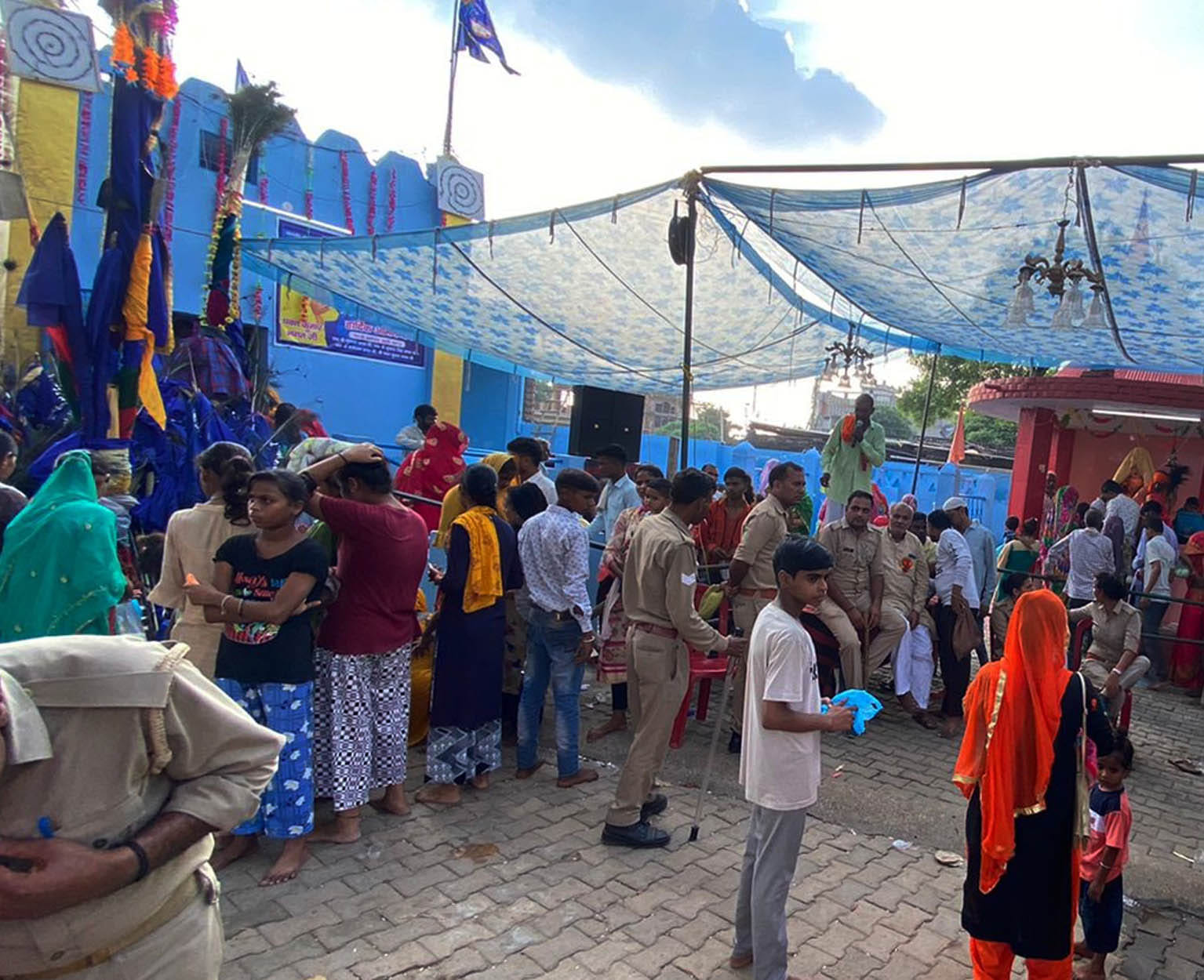चरथावल प्राचीन गोगा म्हाड़ी पर प्रसाद एवं निशान चढ़ाने पहुंचे श्रद्धालु। चरथावल प्राचीन गोगा म्हाड़ी पर प्रसाद एवं निशान चढ़ाने पहुंचे श्रद्धालु।