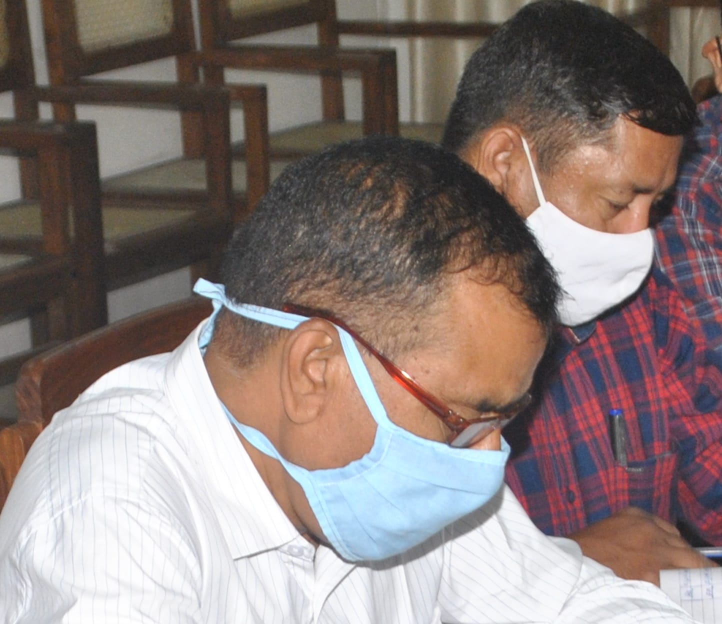 शामली कलेक्ट्रेट सभागार में आयोजित संपूर्ण समाधान दिवस के दोरान सोते अधिकारी
