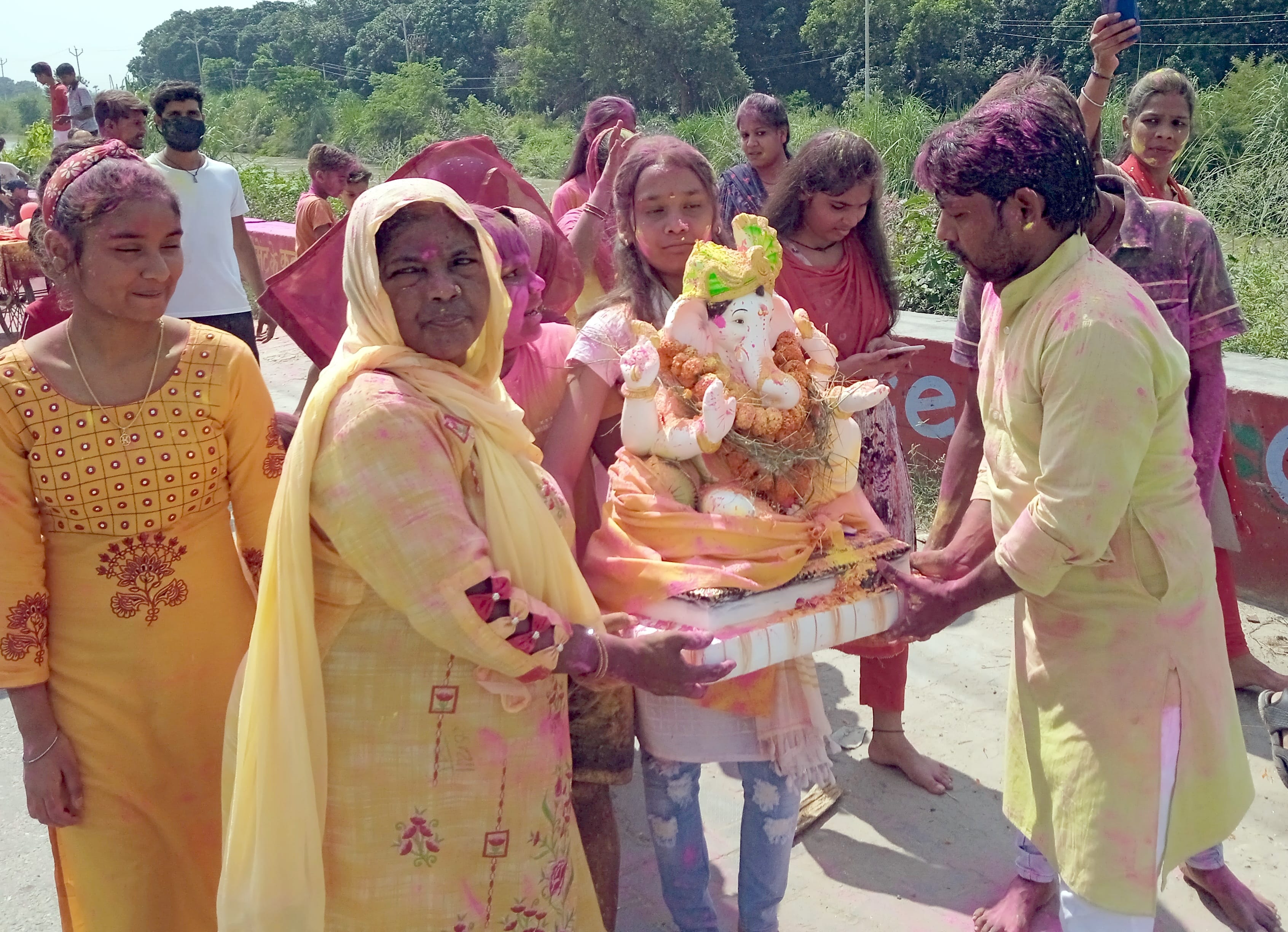 शामली श्री गणेश विसर्जन के लिये जाते श्रद्वालू व महिलाएं शामली श्री गणेश विसर्जन के लिये जाते श्रद्वालू व महिलाएं