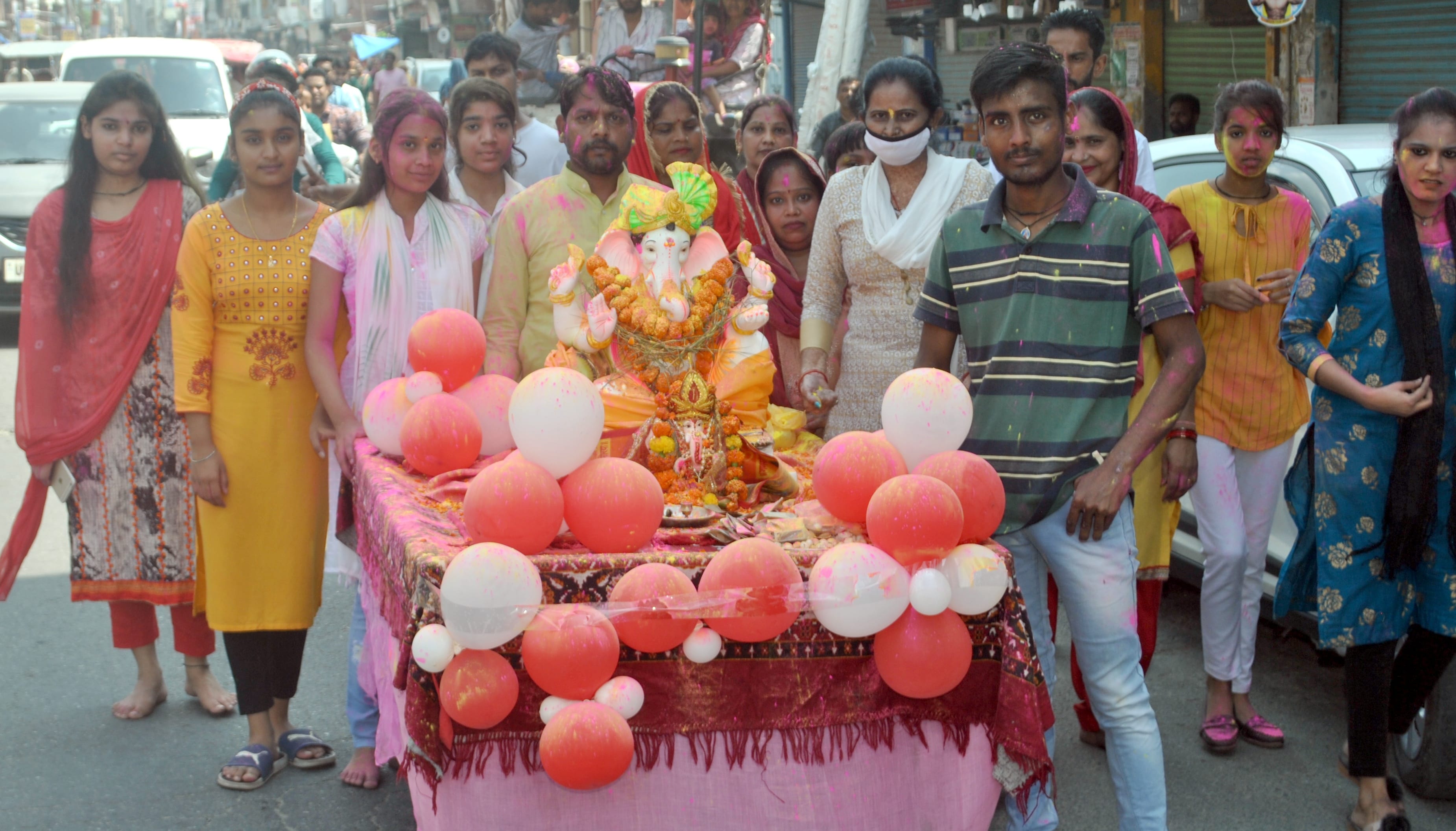 शामली श्री गणेश विसर्जन के लिये जाते श्रद्वालू व महिलाएं शामली श्री गणेश विसर्जन के लिये जाते श्रद्वालू व महिलाएं