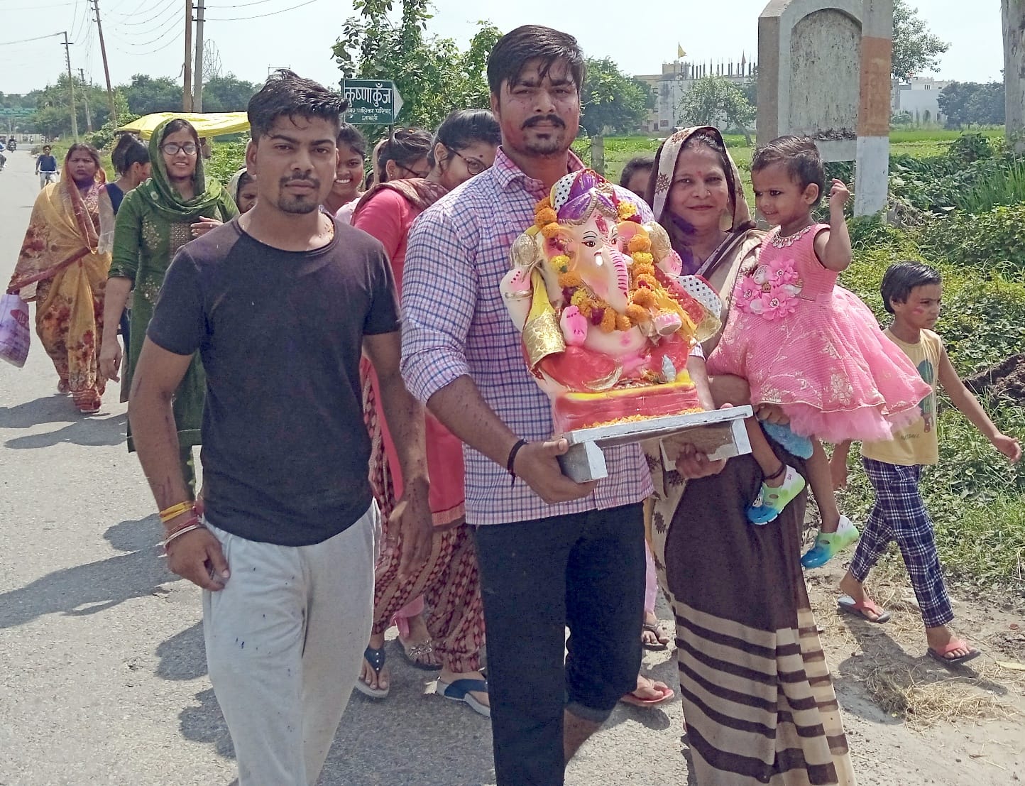 शामली झिंझाना रोड पर गणेश विसर्जन के लिये जाते श्रद्वालू शामली झिंझाना रोड पर गणेश विसर्जन के लिये जाते श्रद्वालू