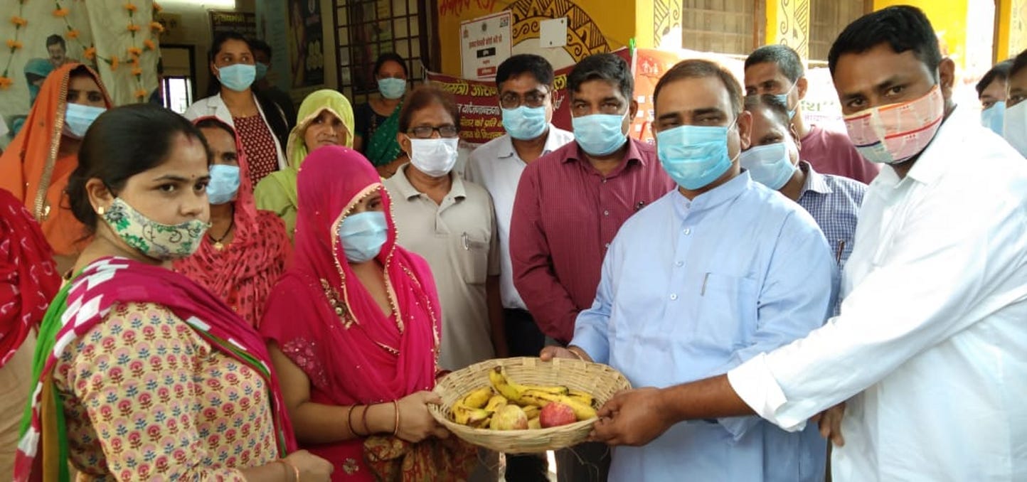 शामली के हरड फतेहपुर प्राथमिक स्वास्थ्य केन्द्र पर गर्भवती महिला का फल देते प्रभारी मंत्री शामली के हरड फतेहपुर प्राथमिक स्वास्थ्य केन्द्र पर गर्भवती महिला का फल देते प्रभारी मंत्री