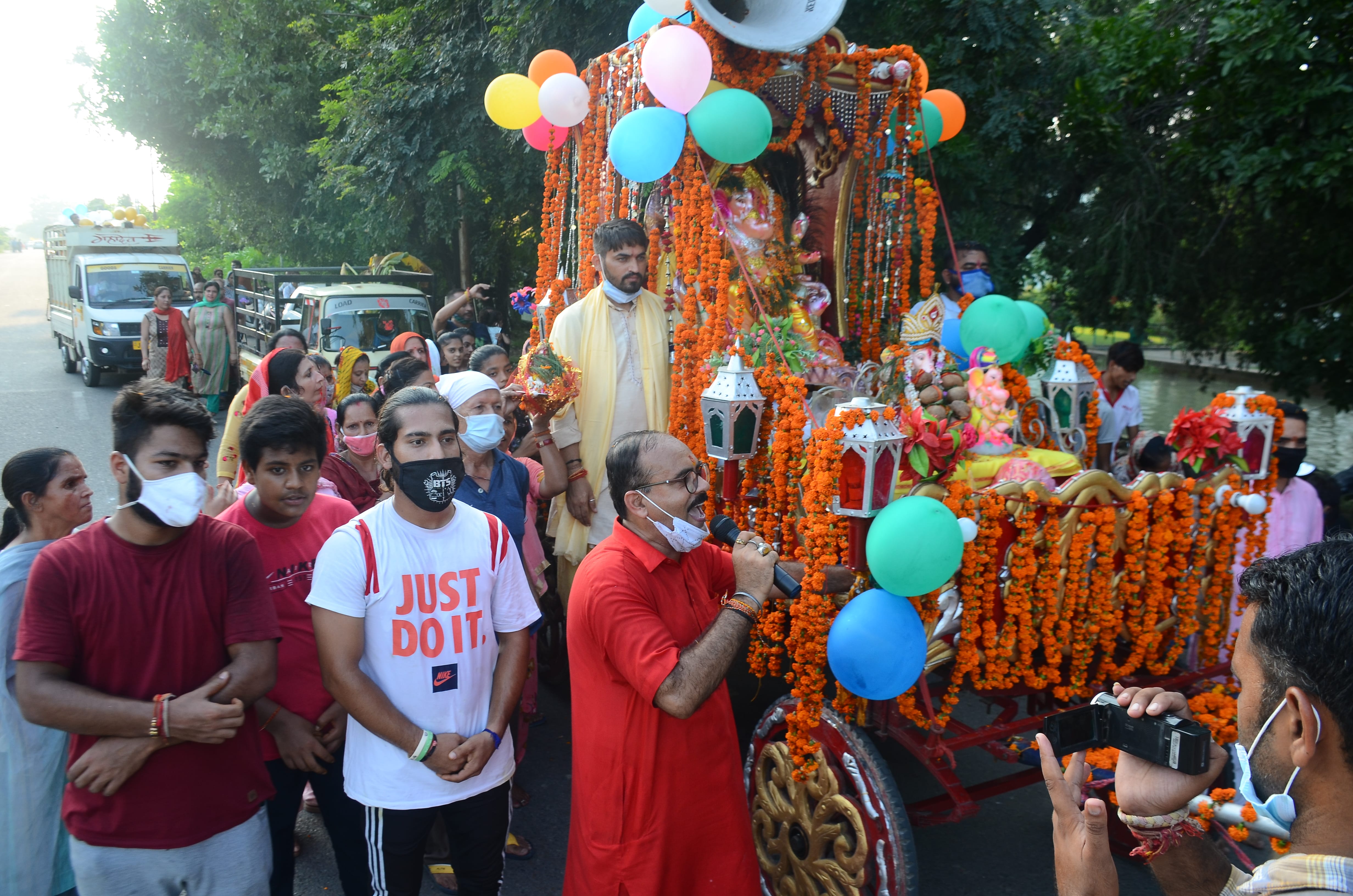 शहर में गणपति विसर्जन को लेकर शोभायात्रा निकालते भक्त