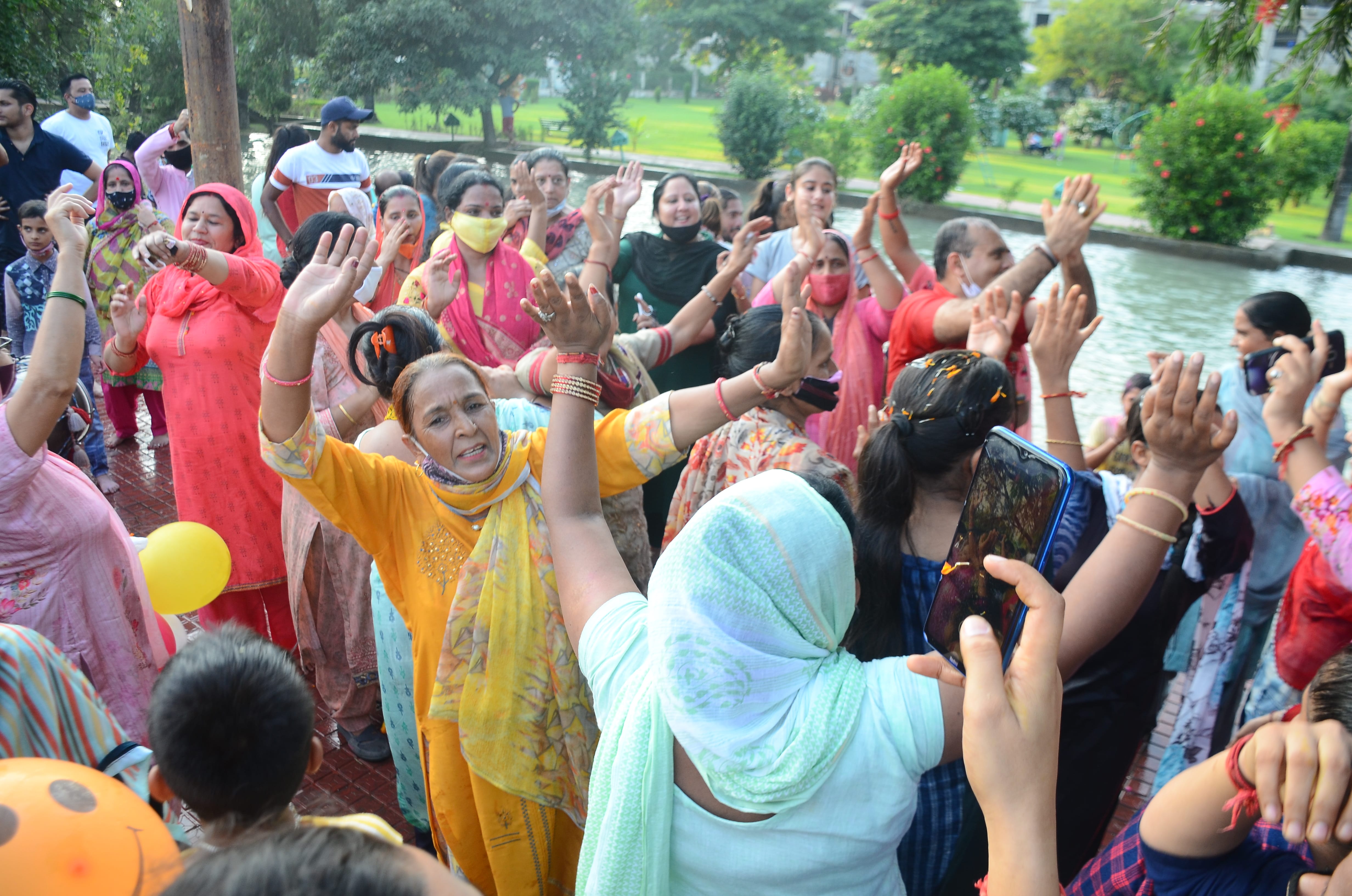 गणपति विसर्जन के दौरान शहर में झूमती महिला श्रद्धालू