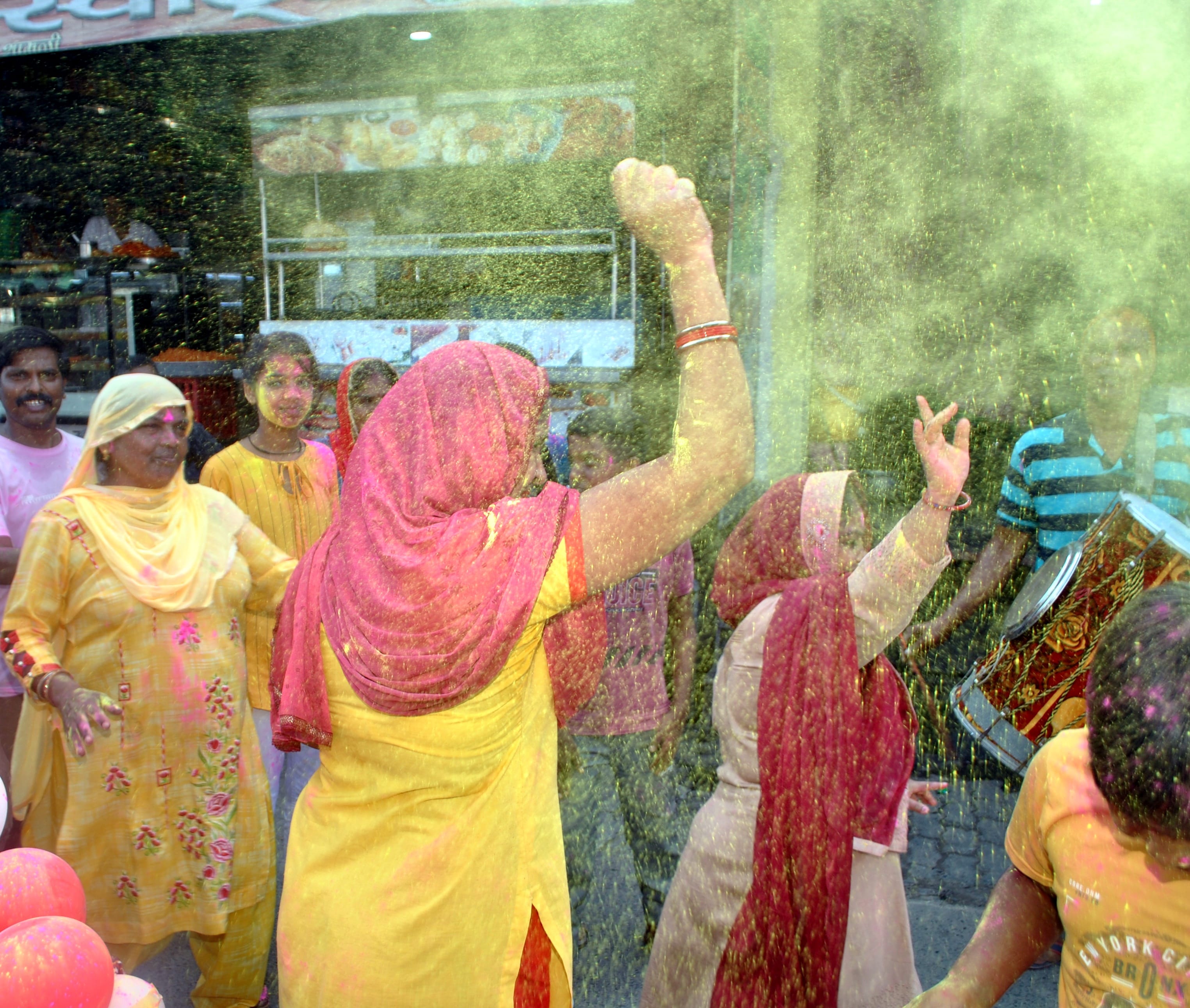शामली श्री गणेश विसर्जन के दोरान झुमती महिलाएं व युवतियां शामली श्री गणेश विसर्जन के दोरान झुमती महिलाएं व युवतियां