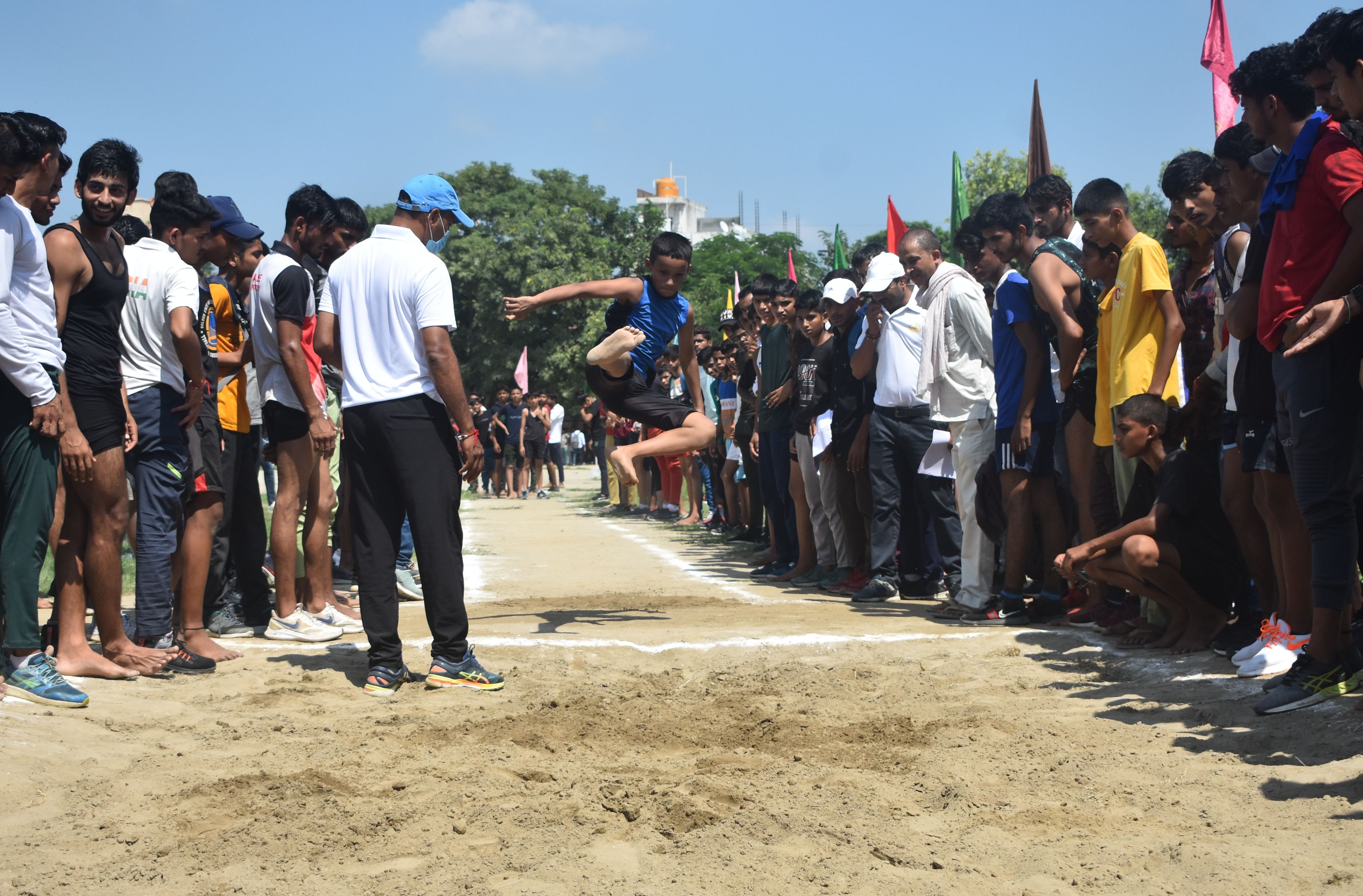 पानीपत। लंबी कूद प्रतियोगता में भाग लेता हुआ खिलाड़ी। पानीपत। लंबी कूद प्रतियोगता में भाग लेता हुआ खिलाड़ी।