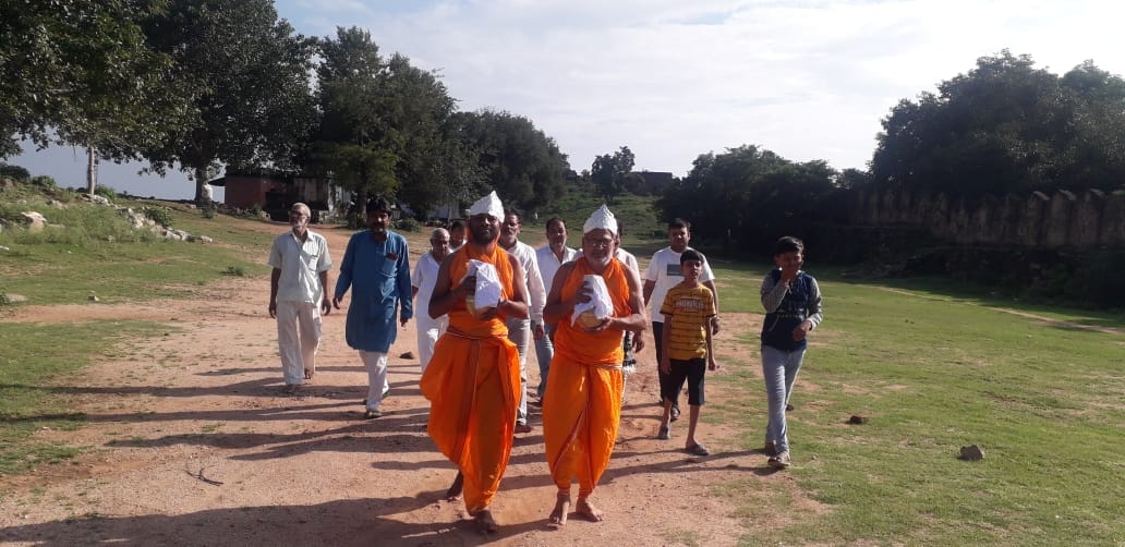 कैप्सन - 6- पवागिरी में पूजन करते श्रद्धालु 7- जल विहार के बाद श्रीजी को मंदिर वापस लाते भक्त्