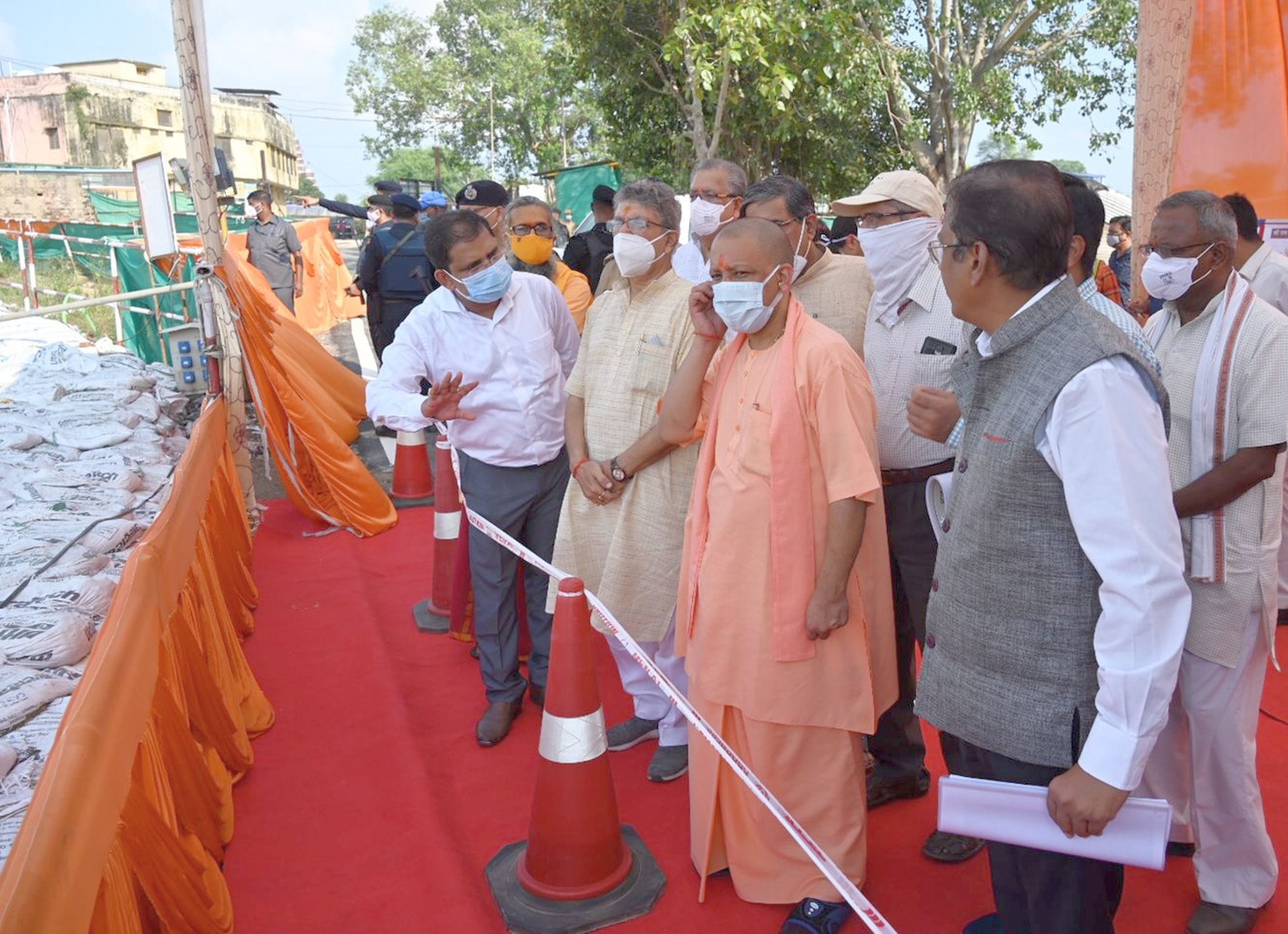 अयोध्या-रविवार को राममंदिर की प्रगति देखते मुख्यमंत्री योगीआदित्यनाथ अयोध्या-रविवार को राममंदिर की प्रगति देखते मुख्यमंत्री योगीआदित्यनाथ