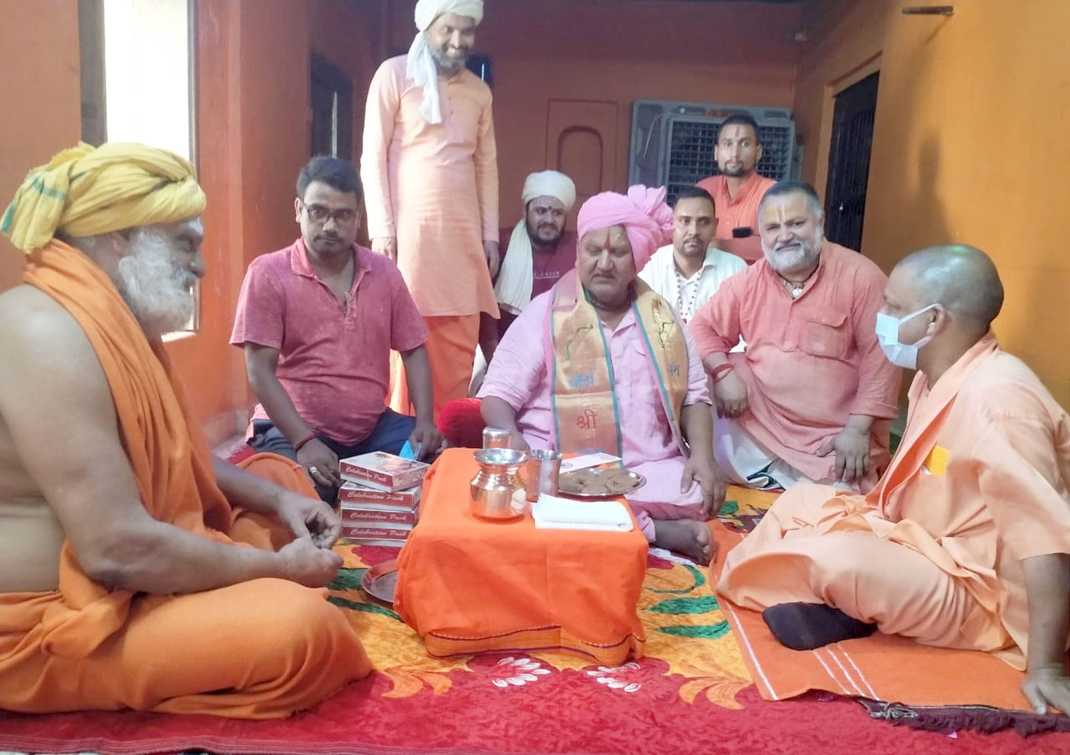 अयोध्या-हनुमानगढ़ी में गद्दीनशीन महंत प्रेमदास से भेंट करते मुख्यमंत्री योगीआदित्यनाथ अयोध्या-हनुमानगढ़ी में गद्दीनशीन महंत प्रेमदास से भेंट करते मुख्यमंत्री योगीआदित्यनाथ