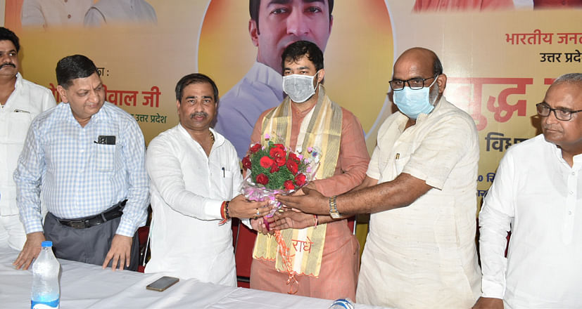 भाजपा के क्षेत्रीय अध्यक्ष मोहित बेनिवाल का स्वागत करते विधायक बृजेश सिंह व जिलाध्यक्ष डा. महें?