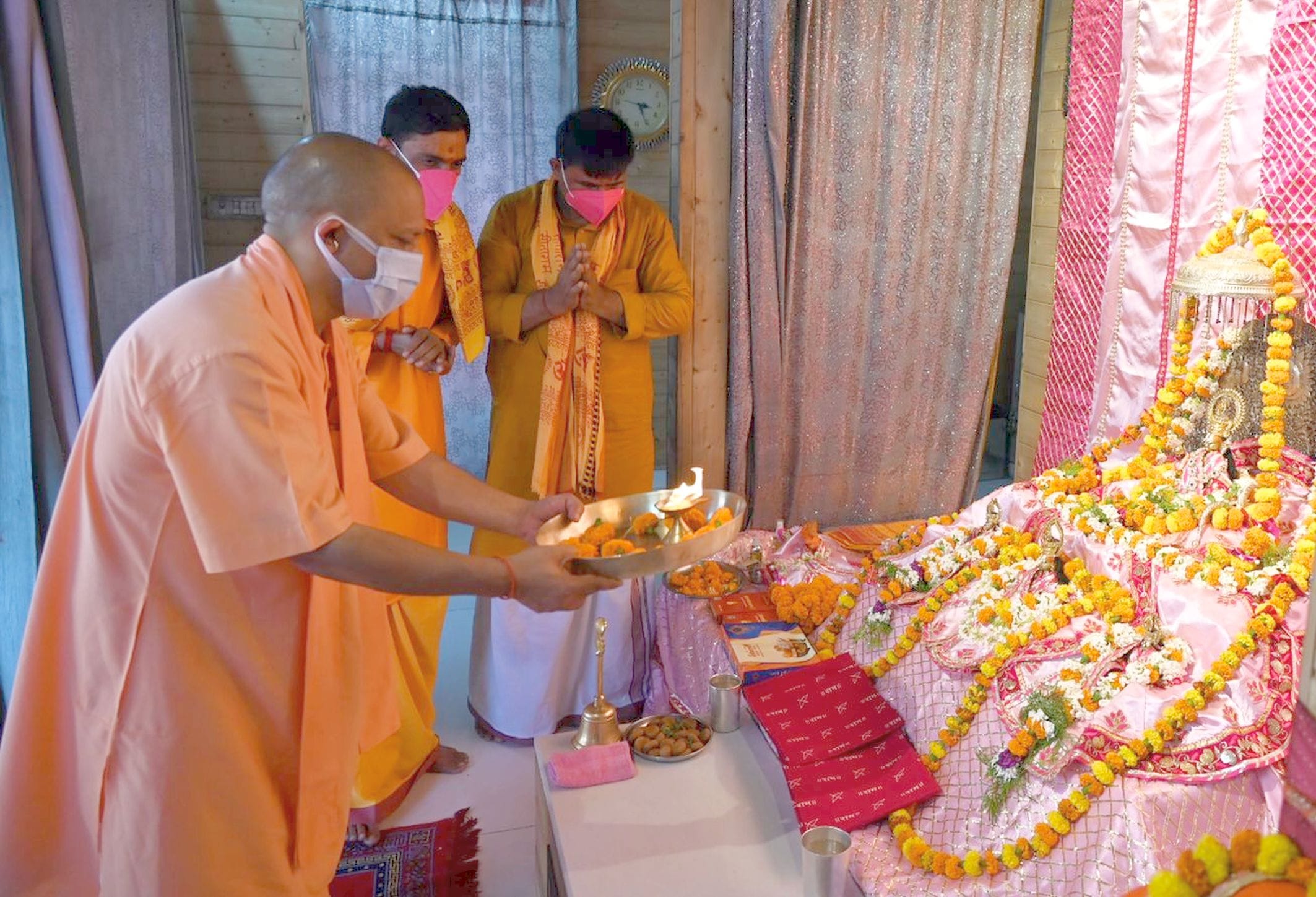 अयोध्या-रामलला का दर्शन करने के बाद आरती करते मुख्यमंत्री योगीआदित्यनाथ अयोध्या-रामलला का दर्शन करने के बाद आरती करते मुख्यमंत्री योगीआदित्यनाथ