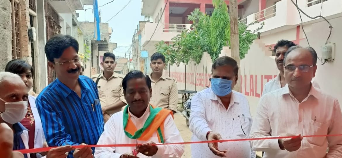 नया प्राथमिक केंद्र पर आरोग्य मेंला फीता काटकर शुभारंभ करते विघायक रामरतन कुशवाहा व सीएमओ नया प्राथमिक केंद्र पर आरोग्य मेंला फीता काटकर शुभारंभ करते विघायक रामरतन कुशवाहा व सीएमओ
