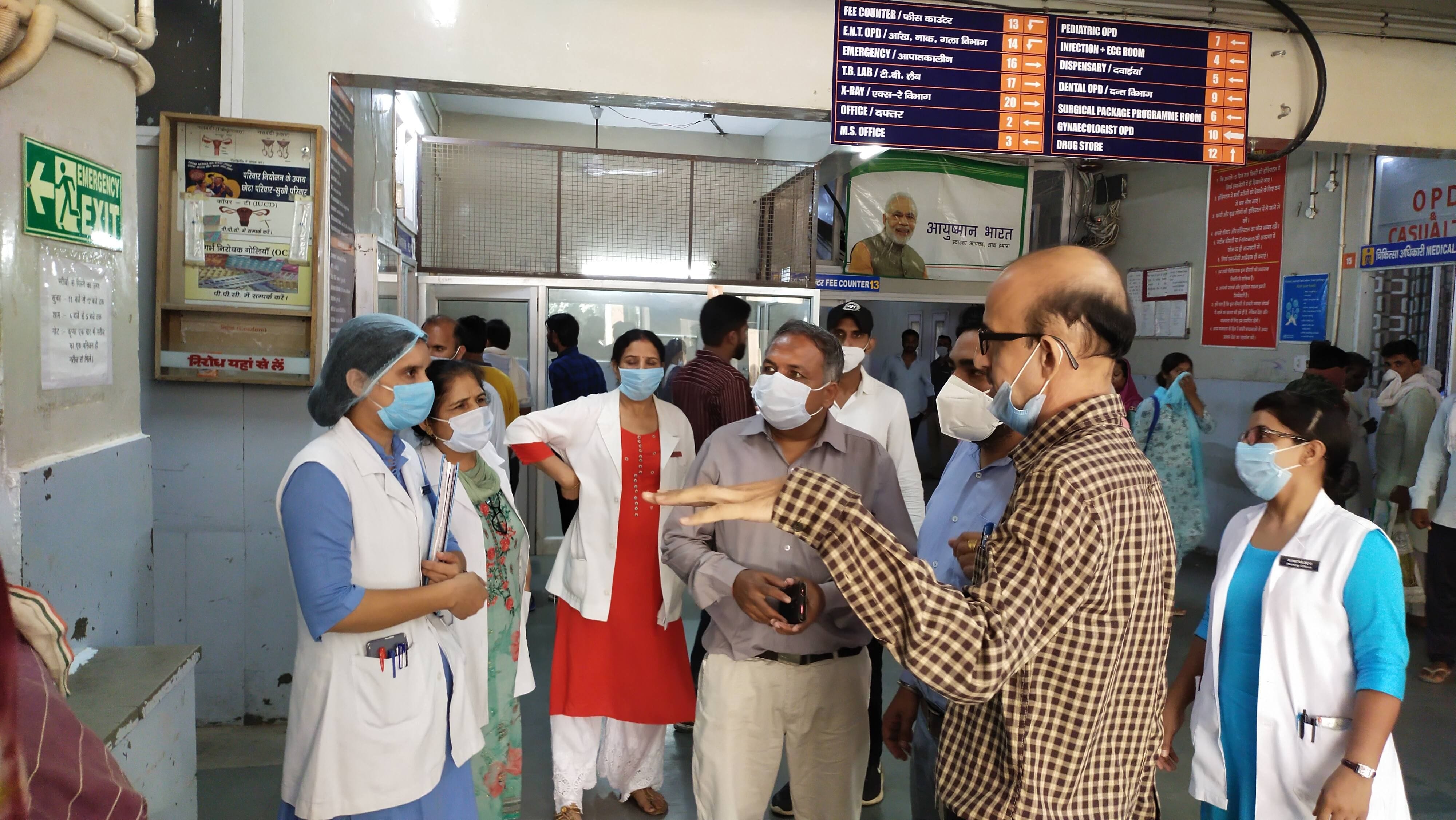 नागरिक अस्पताल में निरीक्षण करती कायाकल्प टीम। संवाद नागरिक अस्पताल में निरीक्षण करती कायाकल्प टीम। संवाद