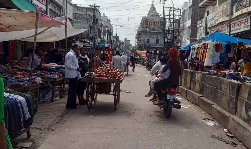 मुख्य बाजार में अतिक्रमण के कारण सिकुड़ चकी सड़क। संवाद मुख्य बाजार में अतिक्रमण के कारण सिकुड़ चकी सड़क। संवाद