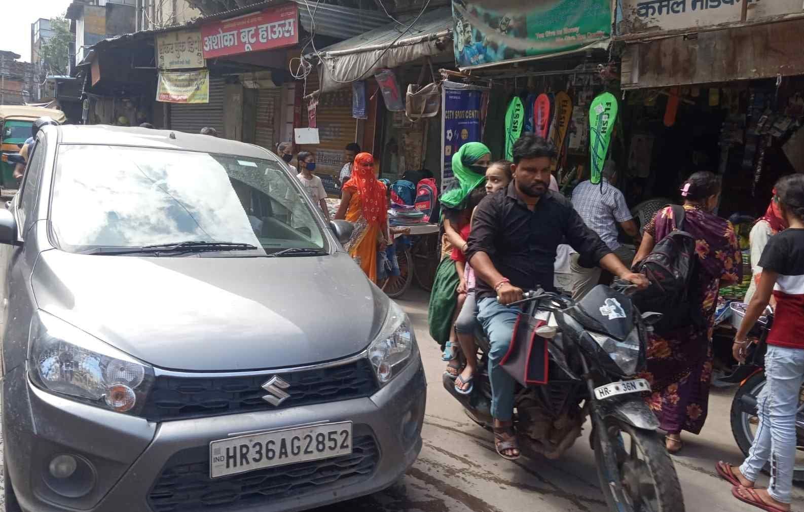 मुख्य बाजार में चौपहिया वाहन के आने से बनी जाम की स्थिति। संवाद मुख्य बाजार में चौपहिया वाहन के आने से बनी जाम की स्थिति। संवाद