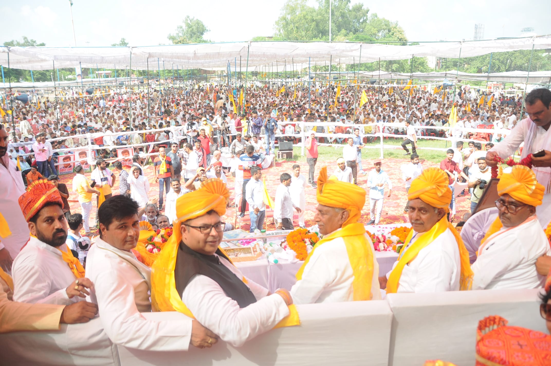मुजफ्फरनगर में ब्राह्मण सम्मेलन में भीड़ का अभिवादन करते मंचासीन अतिथि। मुजफ्फरनगर में ब्राह्मण सम्मेलन में भीड़ का अभिवादन करते मंचासीन अतिथि।