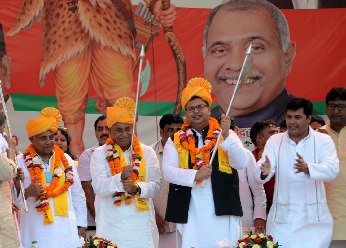 मुजफ्फरनगर में ब्राह्मण सम्मेलन में अतिथियों को फरसा देकर सम्मानित करते लोग। मुजफ्फरनगर में ब्राह्मण सम्मेलन में अतिथियों को फरसा देकर सम्मानित करते लोग।