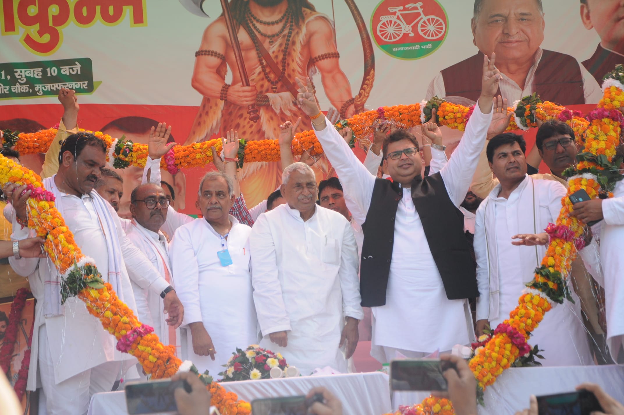 मुजफ्फरनगर में ब्राह्मण सम्मेलन में मंचासीन अतिथियों का फूलमाला से स्वागत करते। मुजफ्फरनगर में ब्राह्मण सम्मेलन में मंचासीन अतिथियों का फूलमाला से स्वागत करते।