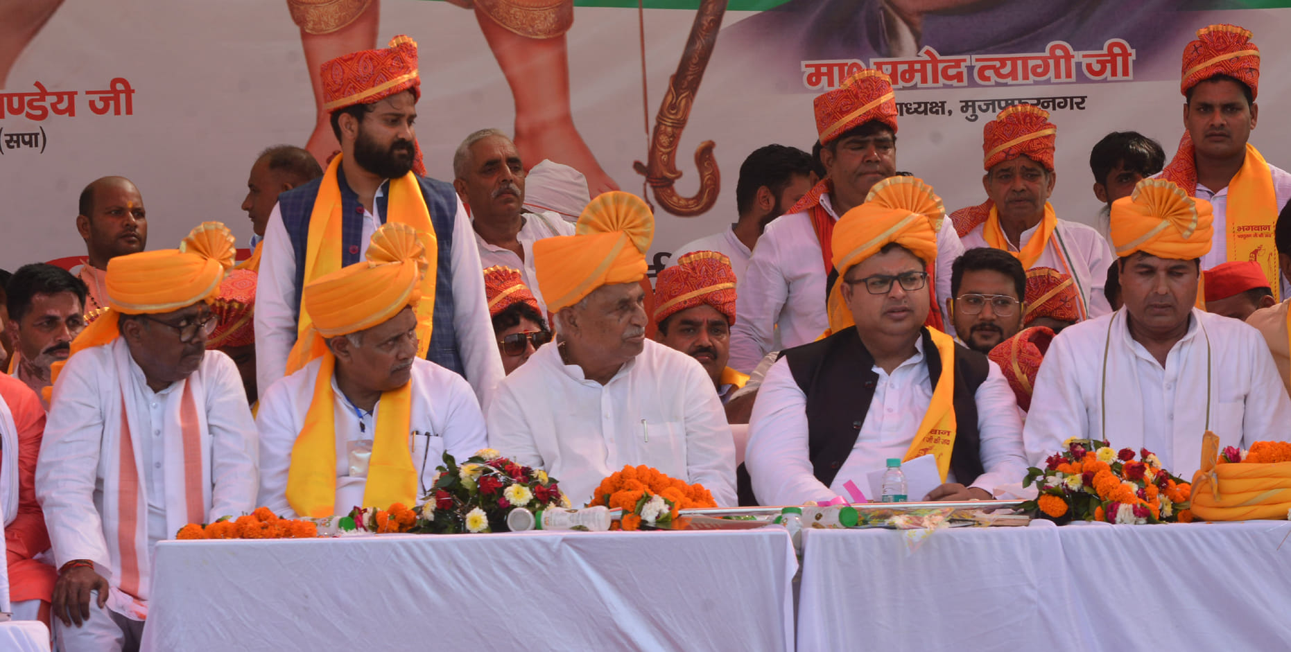 मुजफ्फरनगर में ब्राह्मण सम्मेलन में मंचासीन अतिथि। मुजफ्फरनगर में ब्राह्मण सम्मेलन में मंचासीन अतिथि।