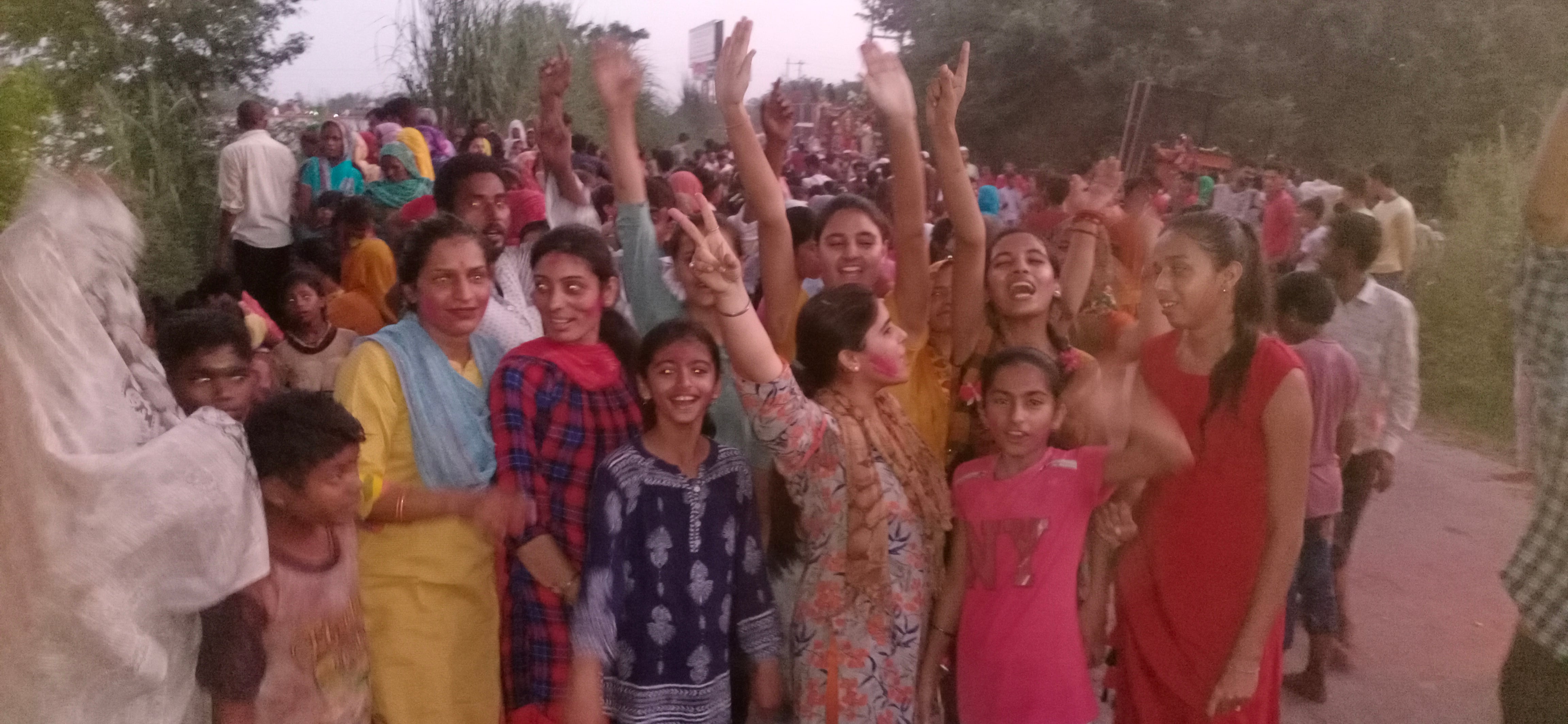 भोपा में गणपति बप्पा मोरिया की शोभायात्रा में झूमते श्रद्धालु । भोपा में गणपति बप्पा मोरिया की शोभायात्रा में झूमते श्रद्धालु ।