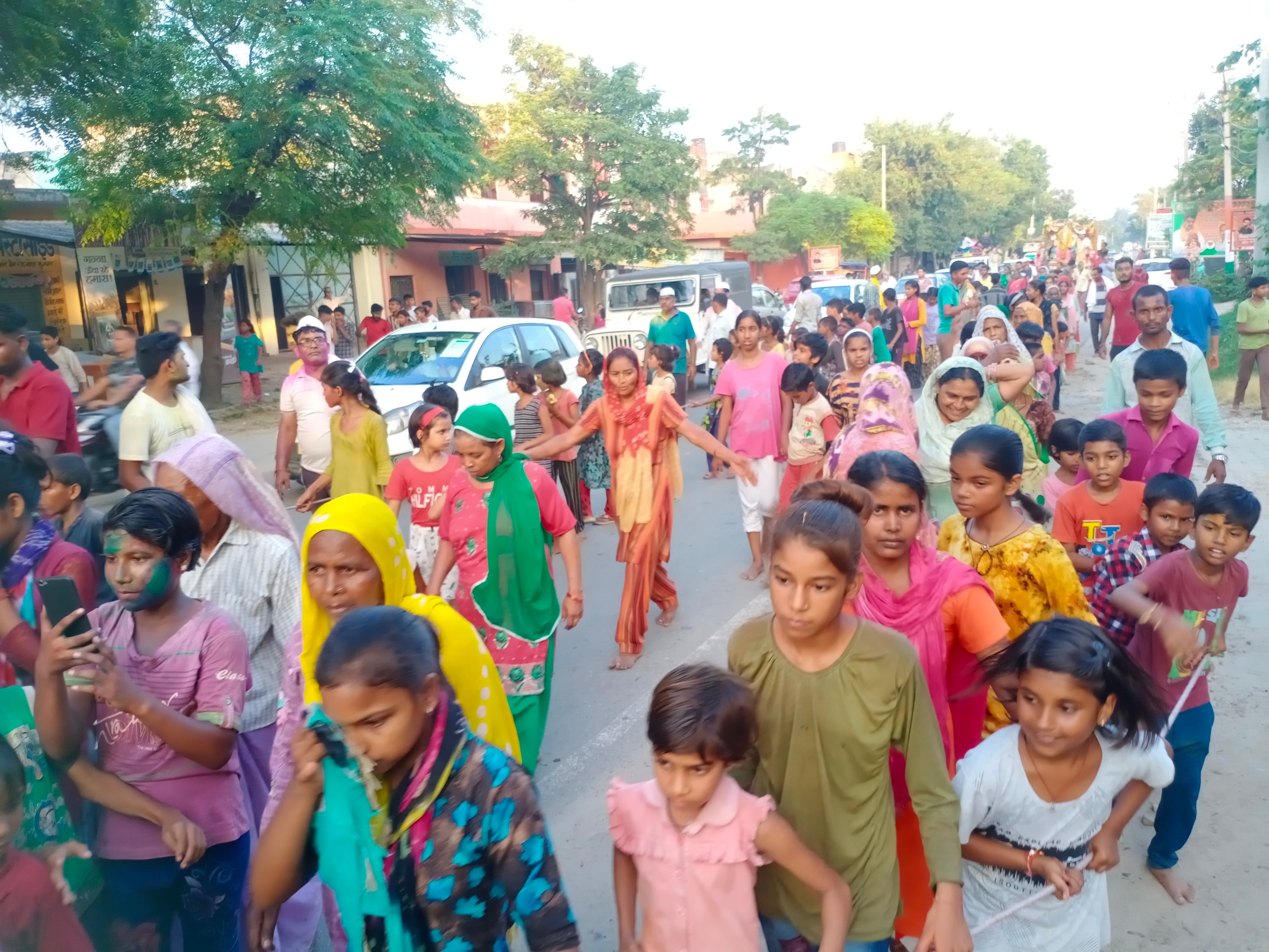भोपा में गणपति बप्पा मोरिया का रथ खींचते श्रद्धालु। भोपा में गणपति बप्पा मोरिया का रथ खींचते श्रद्धालु।