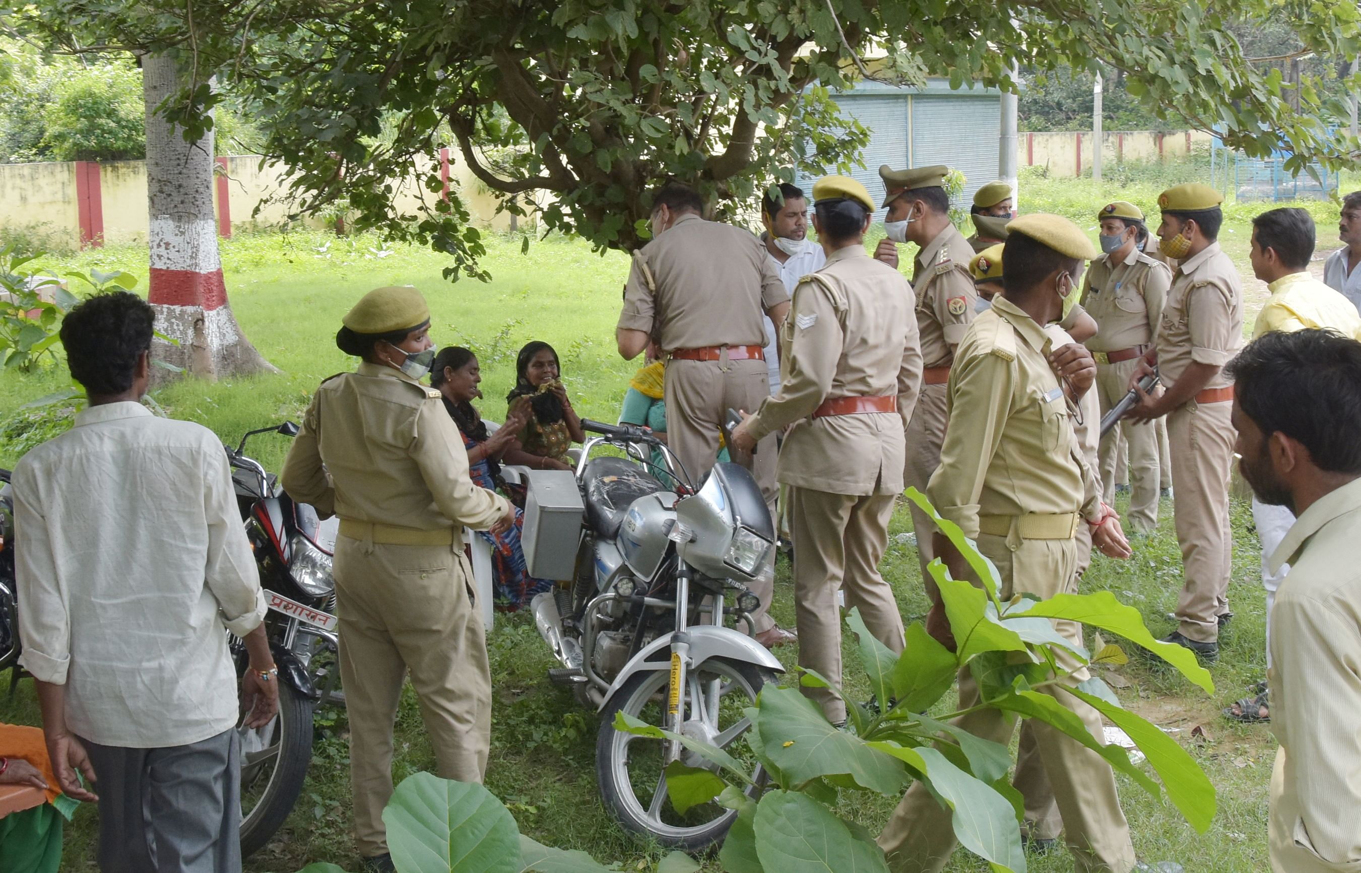 विनय की मौत के बाद सर्किट हाउस पर जाम लगाने के बाद परिजनो को घेरे पुलिस