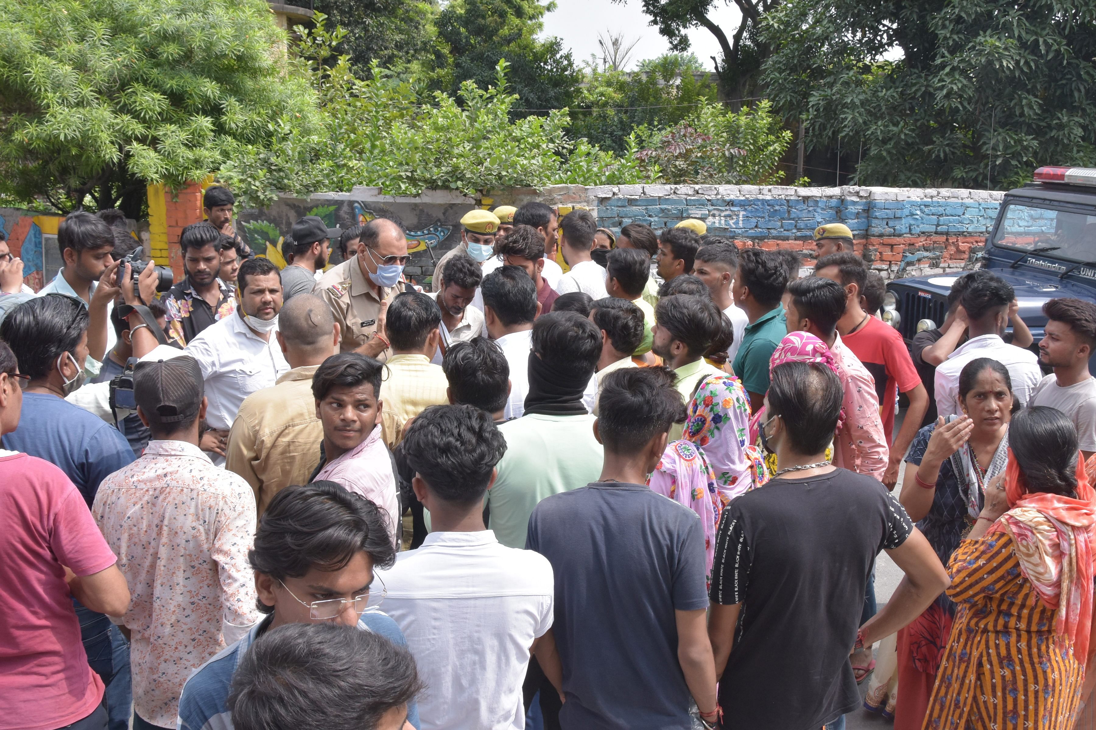विनय की मौत के बाद सर्किट हाउस पर जाम लगाते परिजन व क्षेत्रवासी जाम खुलवाती पुलिस