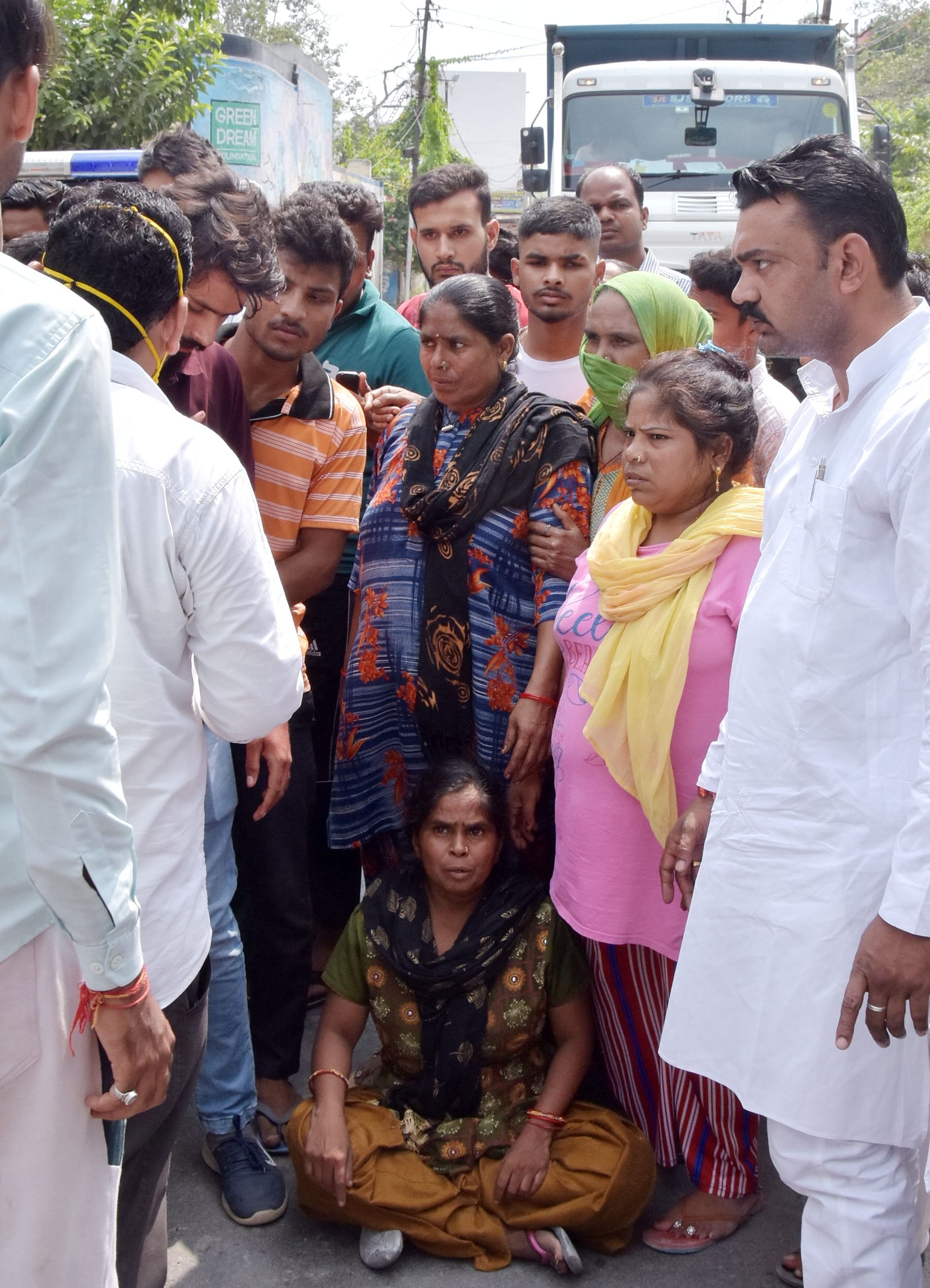 विनय की मौत के बाद सर्किट हाउस पर जाम लगाते परिजन व क्षेत्रवासी