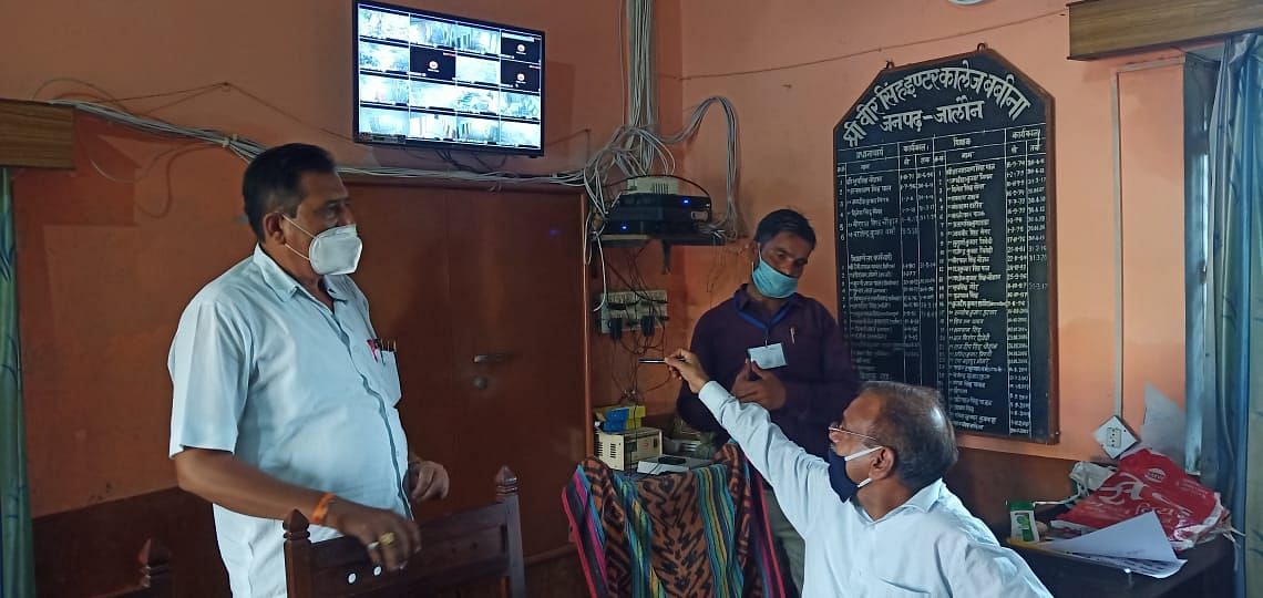 कदौरा क्षेत्र के बबीना वीर सिंह इंटर कॉलेज में सीसीटीवी कैमरे देखते डीआईओएस भगवत पटेल