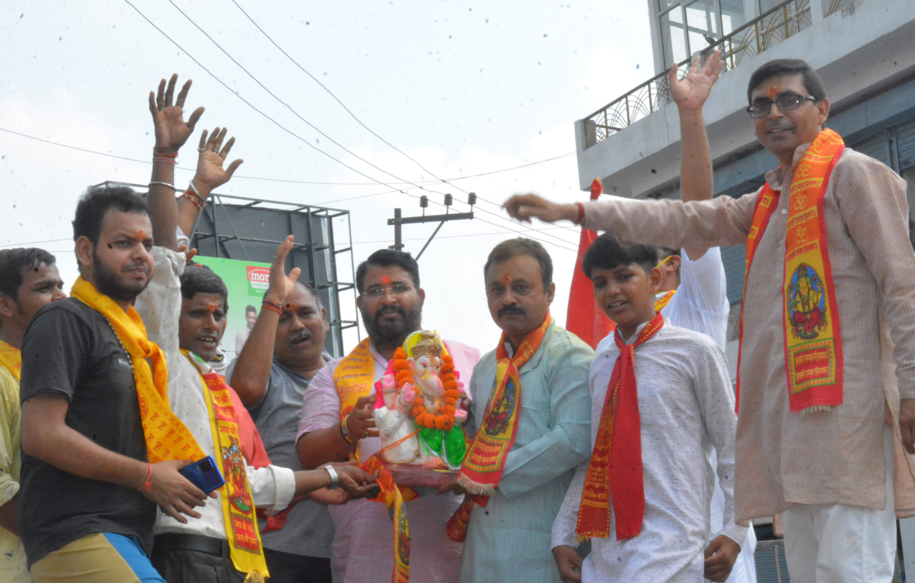 नई मंडी के मनकामनेशवर मंदिर से गणेश प्रतिमा को विसर्जन के लिए ले जाते श्रद्धालु। नई मंडी के मनकामनेशवर मंदिर से गणेश प्रतिमा को विसर्जन के लिए ले जाते श्रद्धालु।