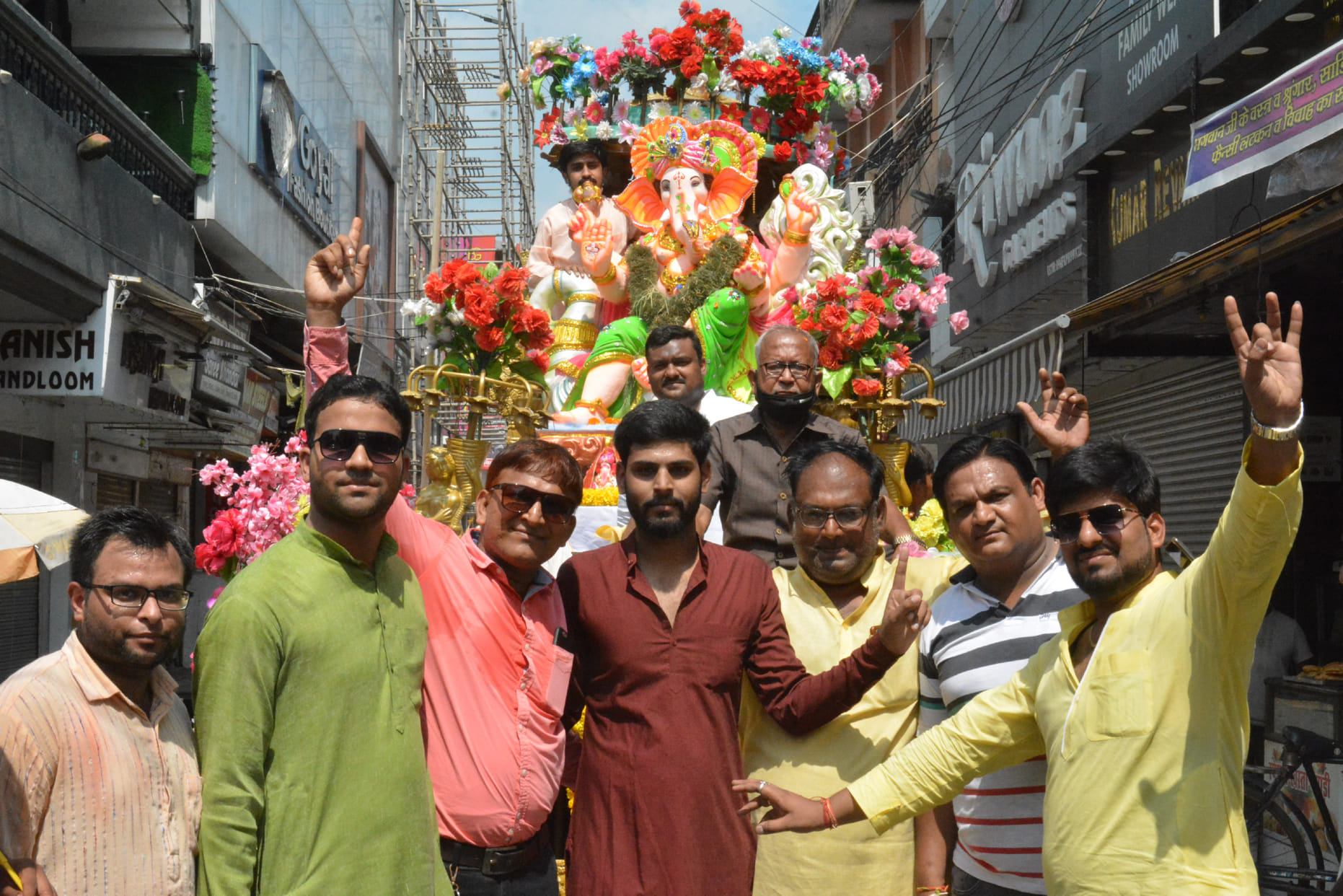 नई मंडी के गणपतिधाम मंदिर से गणेश प्रतिमा को विसर्जन के लिए ले जाते श्रद्धालु। नई मंडी के गणपतिधाम मंदिर से गणेश प्रतिमा को विसर्जन के लिए ले जाते श्रद्धालु।
