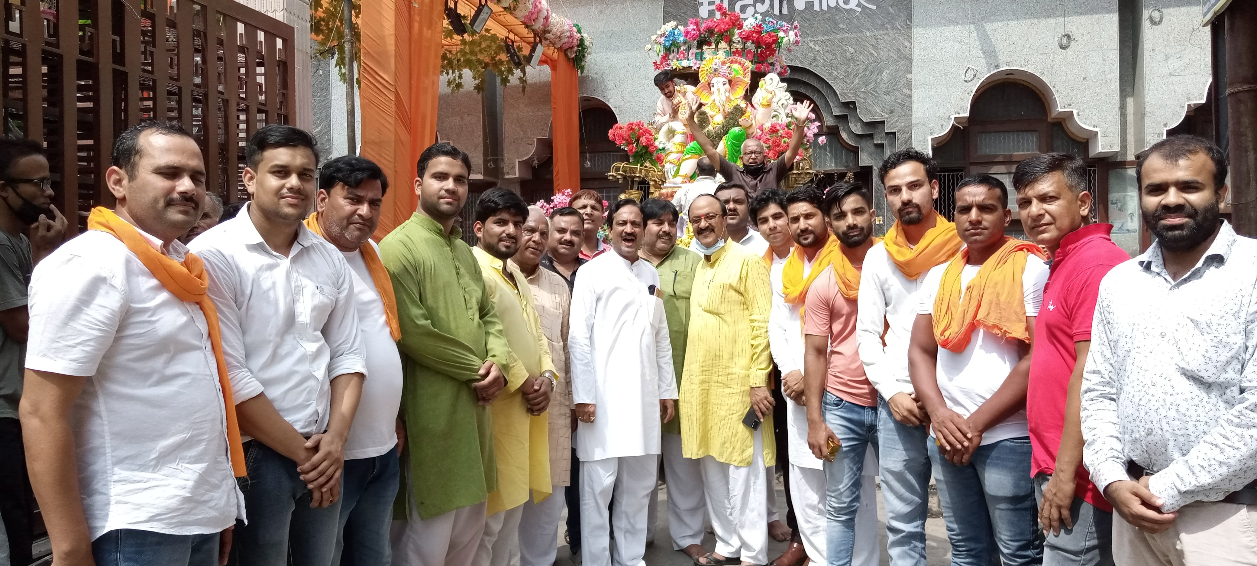मुजफ्फरनगर के नई मंडी क्षेत्र में गणेश प्रतिमाओं को विसर्जन के लिए लेकर जाते श्रद्धालु। मुजफ्फरनगर के नई मंडी क्षेत्र में गणेश प्रतिमाओं को विसर्जन के लिए लेकर जाते श्रद्धालु।