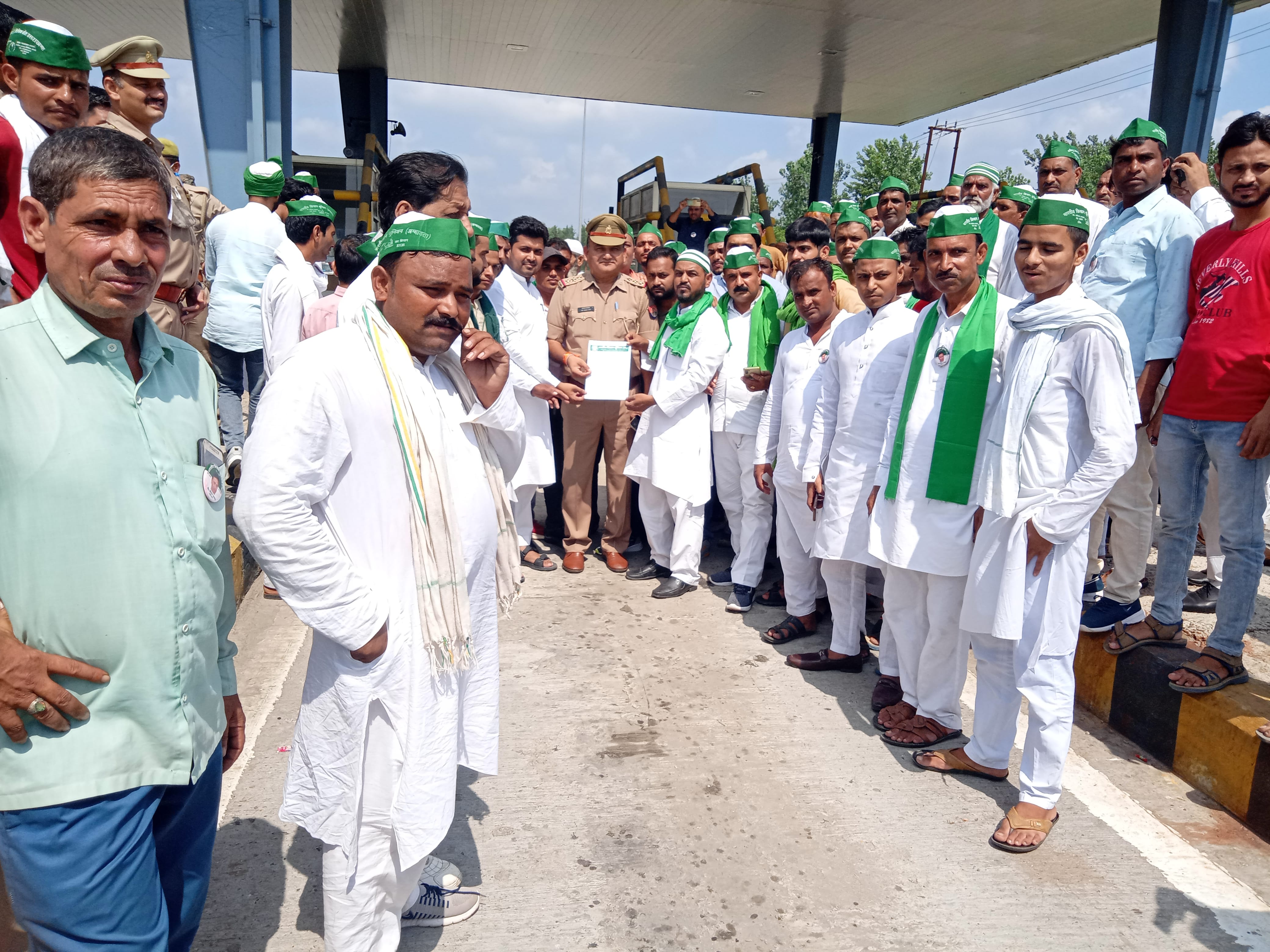 छपार टोल पर प्रभारी निरीक्षक को ज्ञापन देते भाकियू अम्बावता के जिलाध्यक्ष मौ0शाह आलम