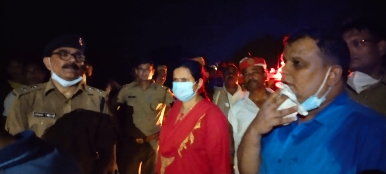 जिलाधिकारी श्रुति सिंह व एडीएम जयप्रकाश व अन्य