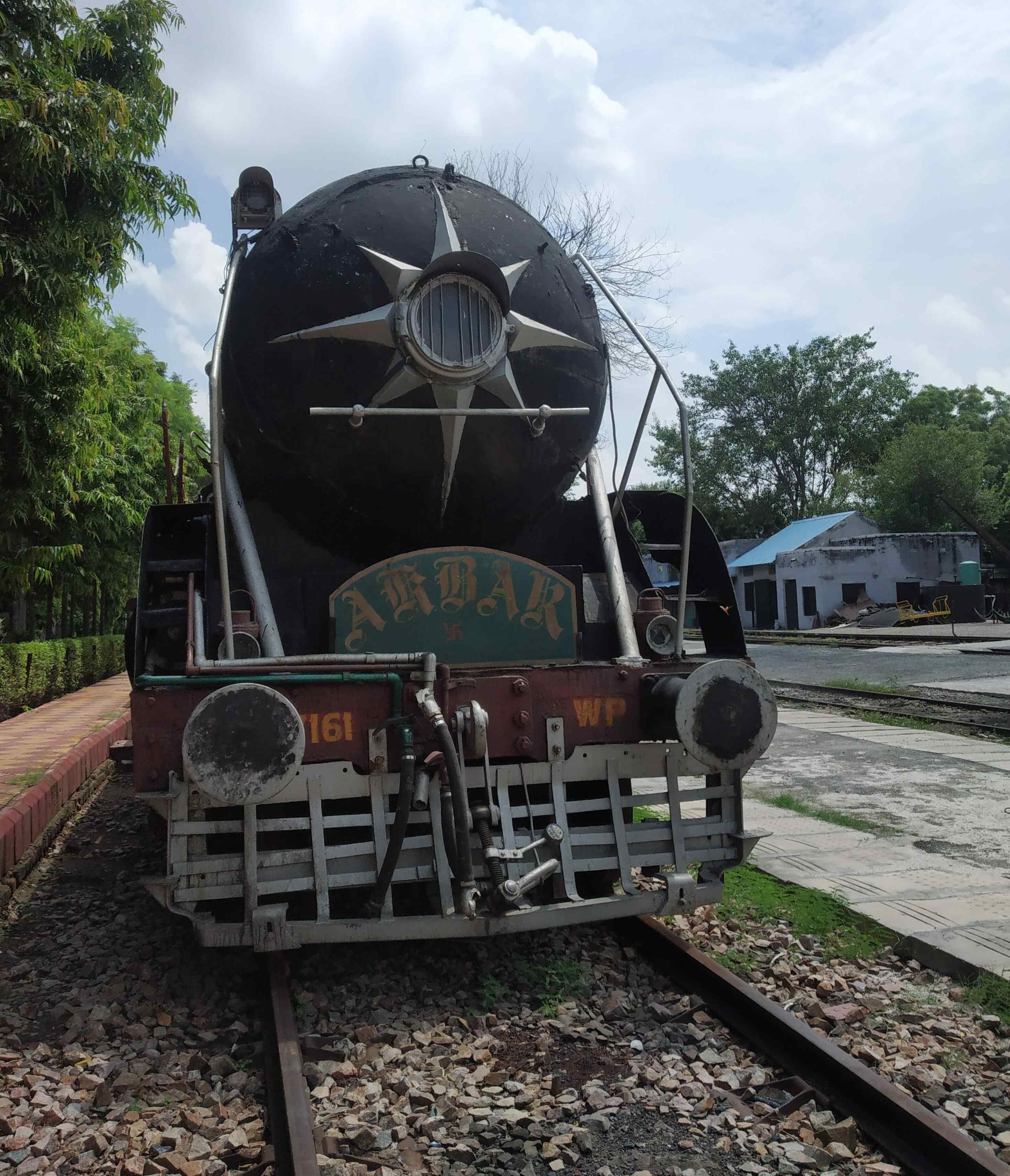 हेरिटेज लोकोशेड में खड़ा स्टीम इंजन अकबर। संवाद हेरिटेज लोकोशेड में खड़ा स्टीम इंजन अकबर। संवाद