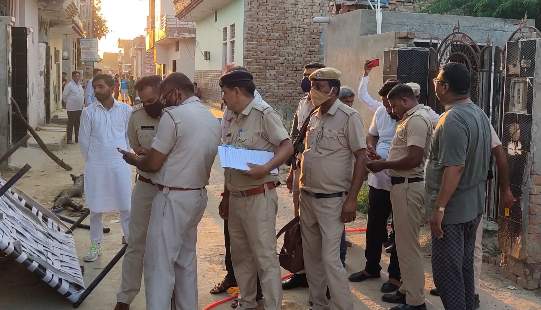 व्यक्ति द्वारा खुद को गोली मारने मामले की जांच करते पुलिस कर्मी। व्यक्ति द्वारा खुद को गोली मारने मामले की जांच करते पुलिस कर्मी।