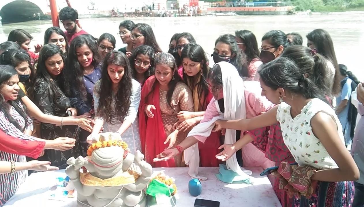 खतौली में गंगा के किनारे गणेश प्रतिमा का विसर्जन करते श्रद्धालु। खतौली में गंगा के किनारे गणेश प्रतिमा का विसर्जन करते श्रद्धालु।