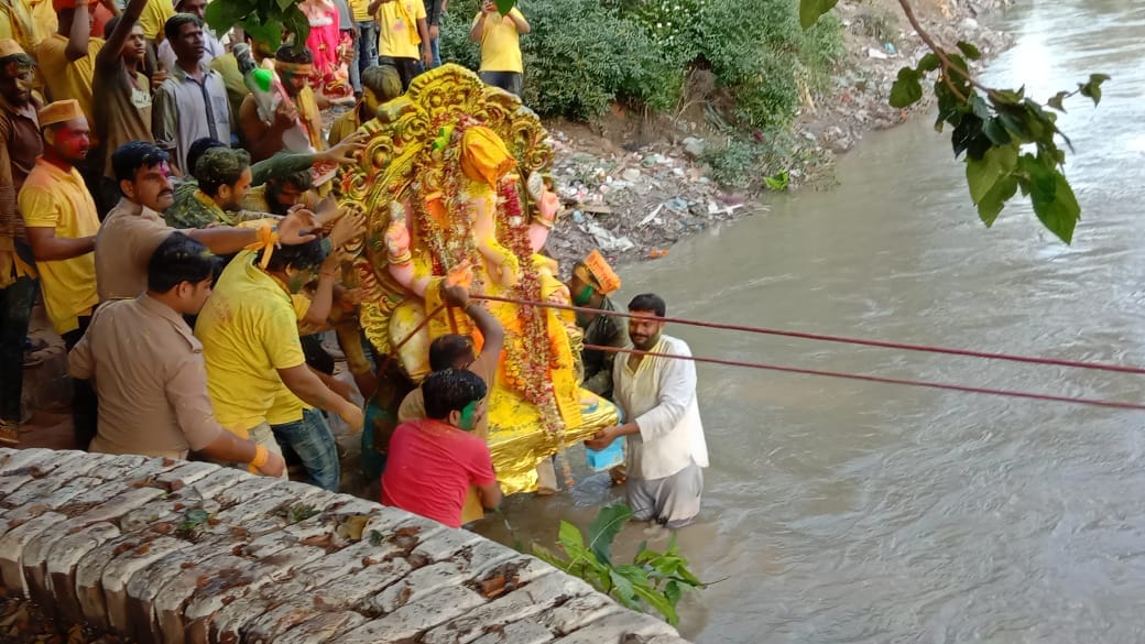 लखना नहर में गणेश प्रतिमा कों विसर्जित करते श्रद्धालु लखना नहर में गणेश प्रतिमा कों विसर्जित करते श्रद्धालु