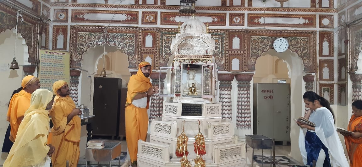 सुलतानपुर के जैन मंदिर में क्षमावाणी पर्व मनाते जैन श्रद्धालु। सुलतानपुर के जैन मंदिर में क्षमावाणी पर्व मनाते जैन श्रद्धालु।