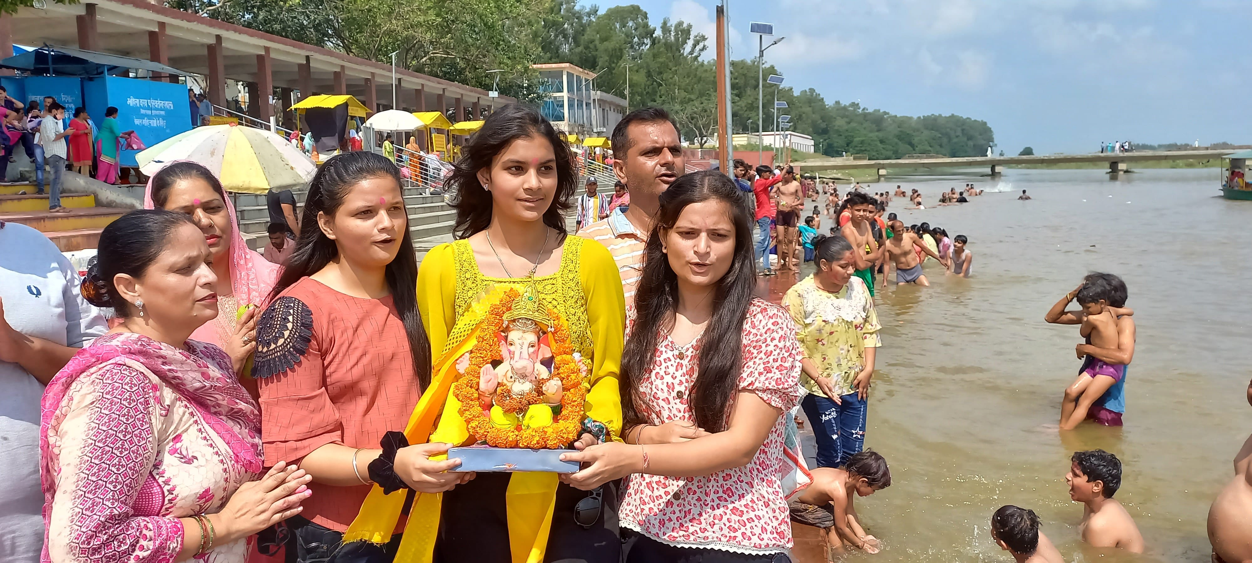 शुकतीर्थ गंगा घाट पर पूजन कर विसर्जन करते श्रद्धालु। शुकतीर्थ गंगा घाट पर पूजन कर विसर्जन करते श्रद्धालु।