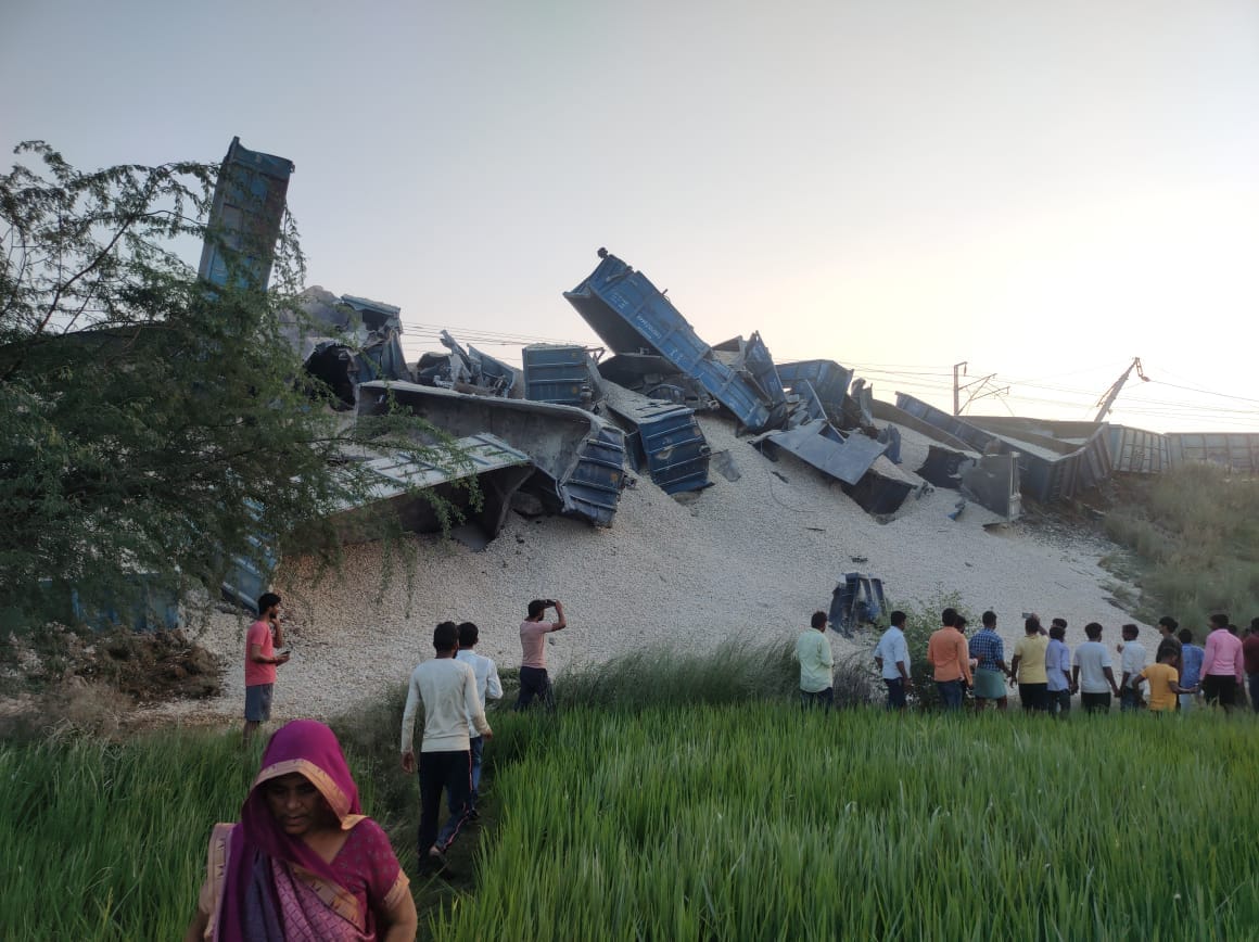 दुघर्टनाग्रस्त मालगाड़ी को देखते ग्रामीण दुघर्टनाग्रस्त मालगाड़ी को देखते ग्रामीण
