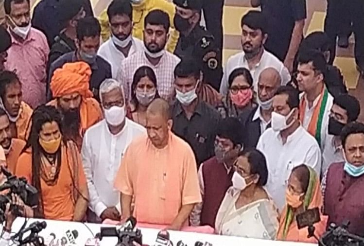 Allahabad Mahant Narendra Giri Suicide Case Chief Minister Yogi Adityanath  Gets Emotional At Baghambari Math - नरेंद्र गिरि: बाघंबरी मठ में भावुक हुए  सीएम योगी, बोले-पुलिस के चार बड़े अफसर ...