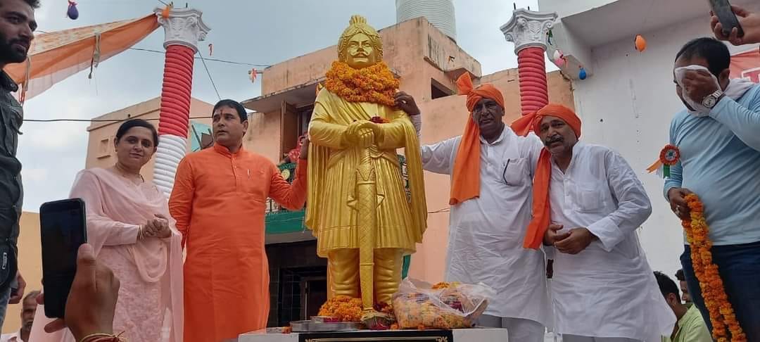 कैराना के तीतरवाडा में राजा मिहिर भोज की मूर्ति का अनावरण करते गुर्जर नेता अनिल चौहान, विरेन्द्र कैराना के तीतरवाडा में राजा मिहिर भोज की मूर्ति का अनावरण करते गुर्जर नेता अनिल चौहान, विरेन्द्र