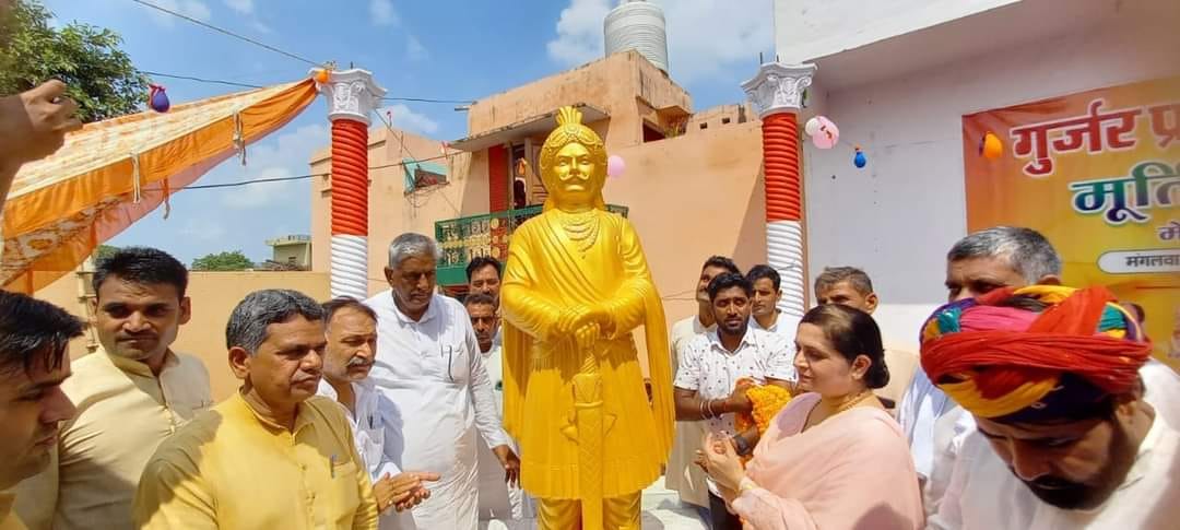 कैराना के तीतरवाडा में राजा मिहिर भोज की मूर्ति का अनावरण करते गुर्जर नेता अनिल चौहान, विरेन्द्र कैराना के तीतरवाडा में राजा मिहिर भोज की मूर्ति का अनावरण करते गुर्जर नेता अनिल चौहान, विरेन्द्र