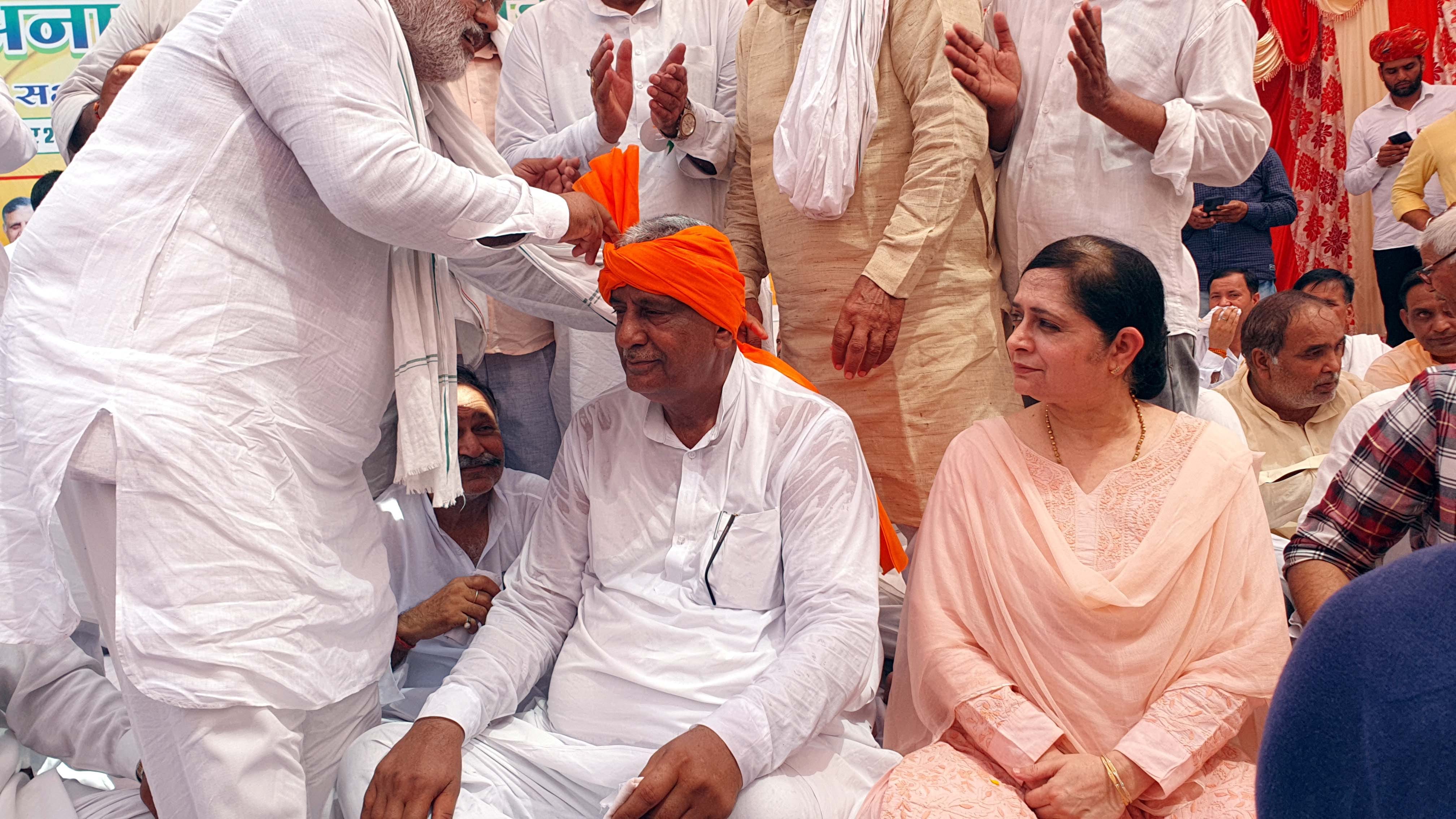 कैराना के तीतरवाडा में राजा मिहिर भोज की मूर्ति अनावरण के दौरान विरेन्द्र सिंह को पगडी बांधते गु? कैराना के तीतरवाडा में राजा मिहिर भोज की मूर्ति अनावरण के दौरान विरेन्द्र सिंह को पगडी बांधते गु?