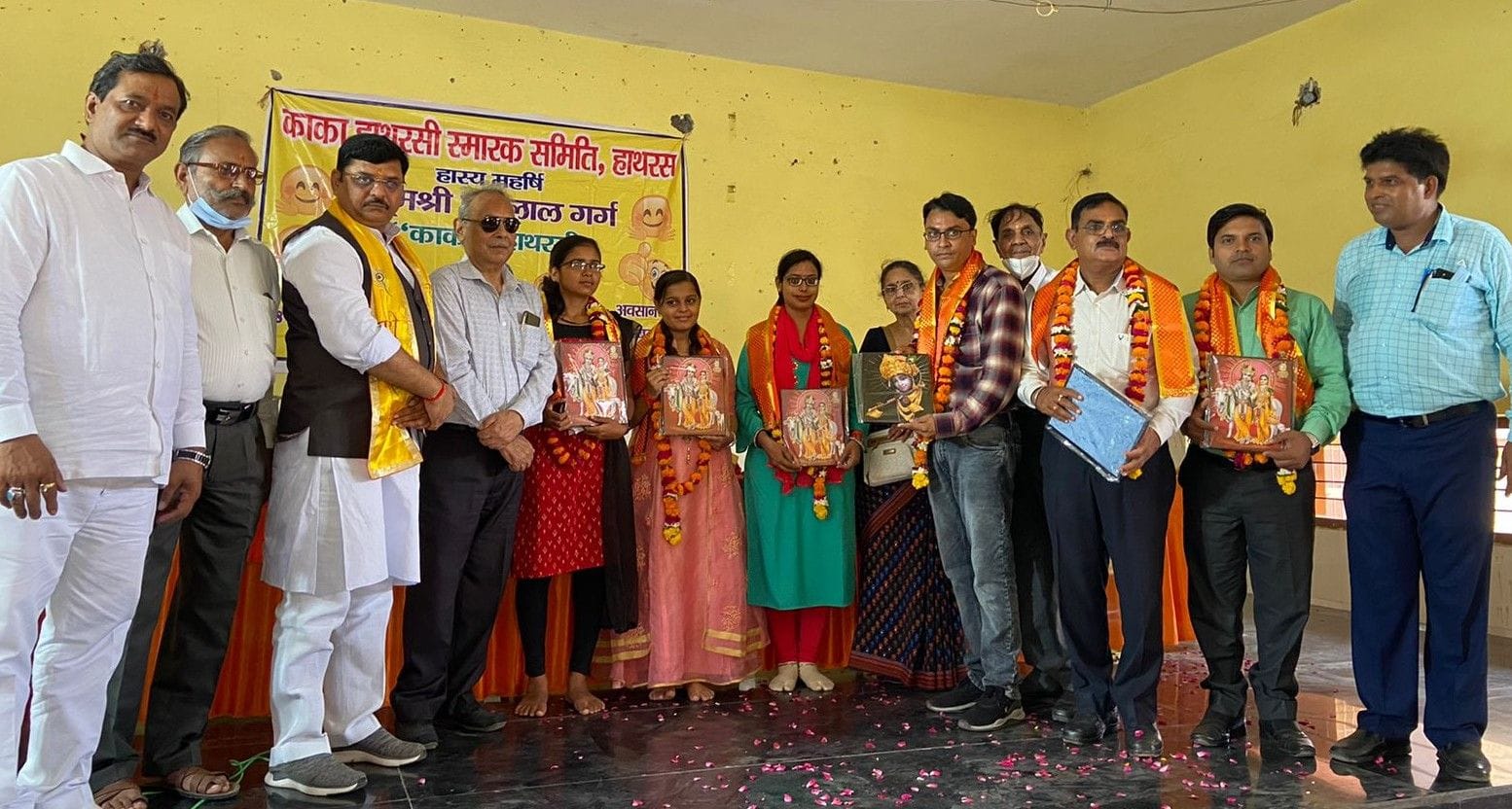 हाथरस : काका हाथरसी स्मृति भवन पर आयोजित कार्यक्रम के दौरान स्वागत करते अतिथि।   संवाद