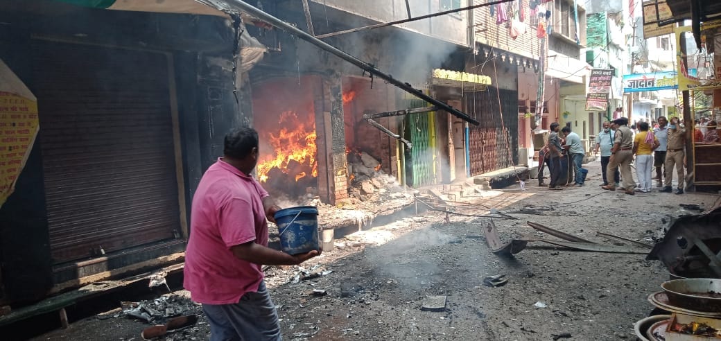आग बुझाने की कोशिश करता व्यक्ति आग बुझाने की कोशिश करता व्यक्ति