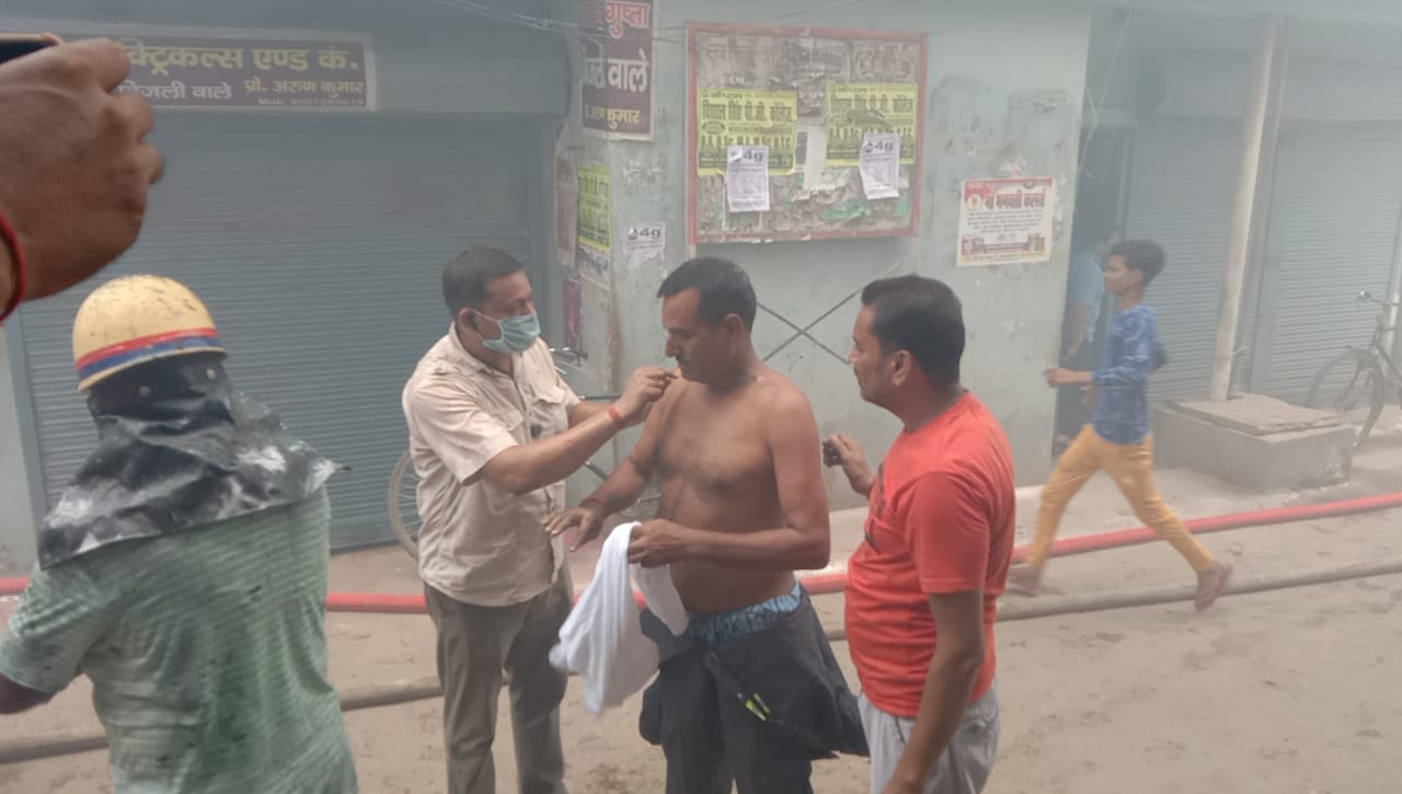 आग से झुलसे दमकल कर्मी आग से झुलसे दमकल कर्मी