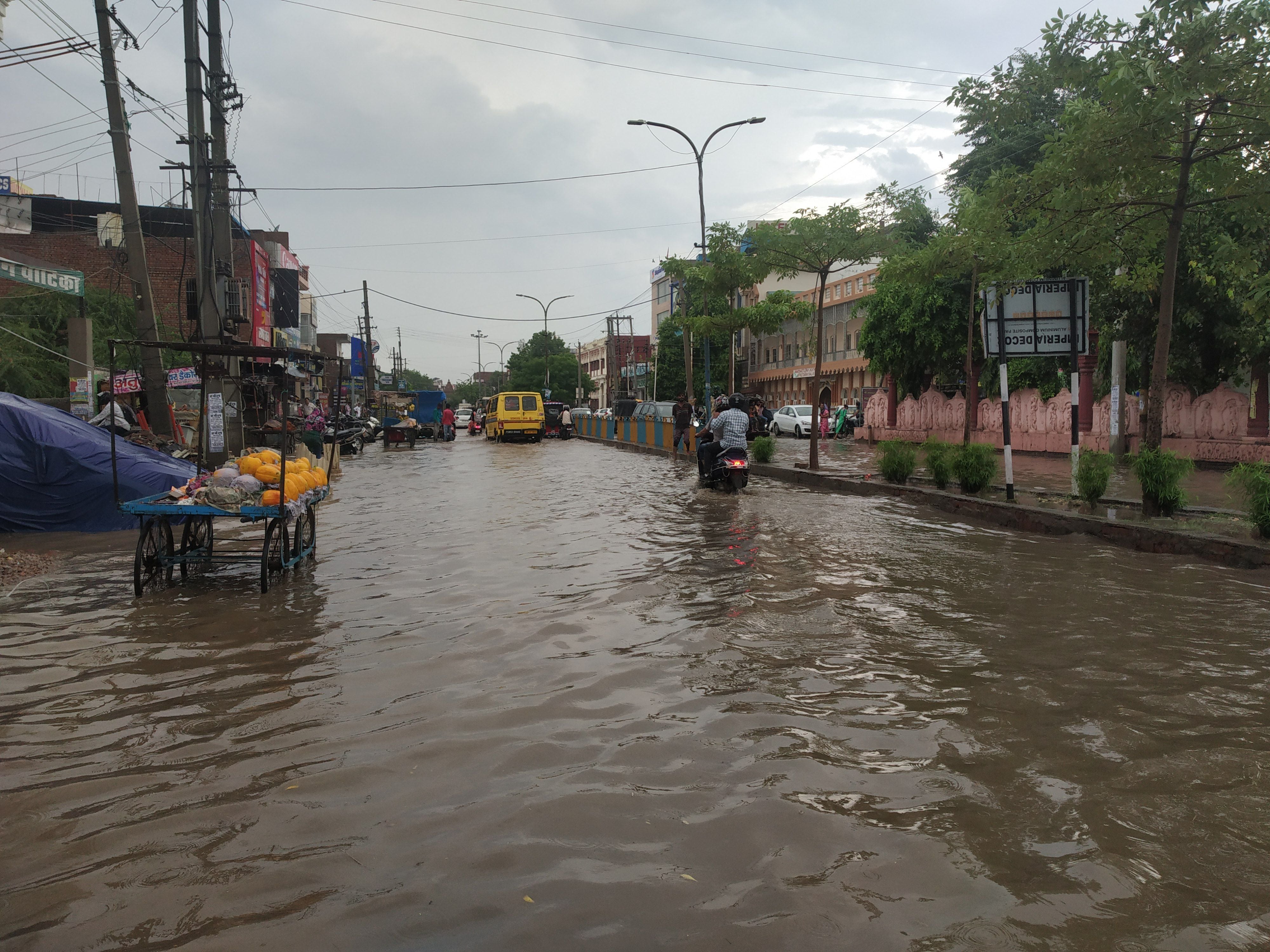 जनता भवन रोड पर बरसात के बाद हुआ जलभराव। जनता भवन रोड पर बरसात के बाद हुआ जलभराव।