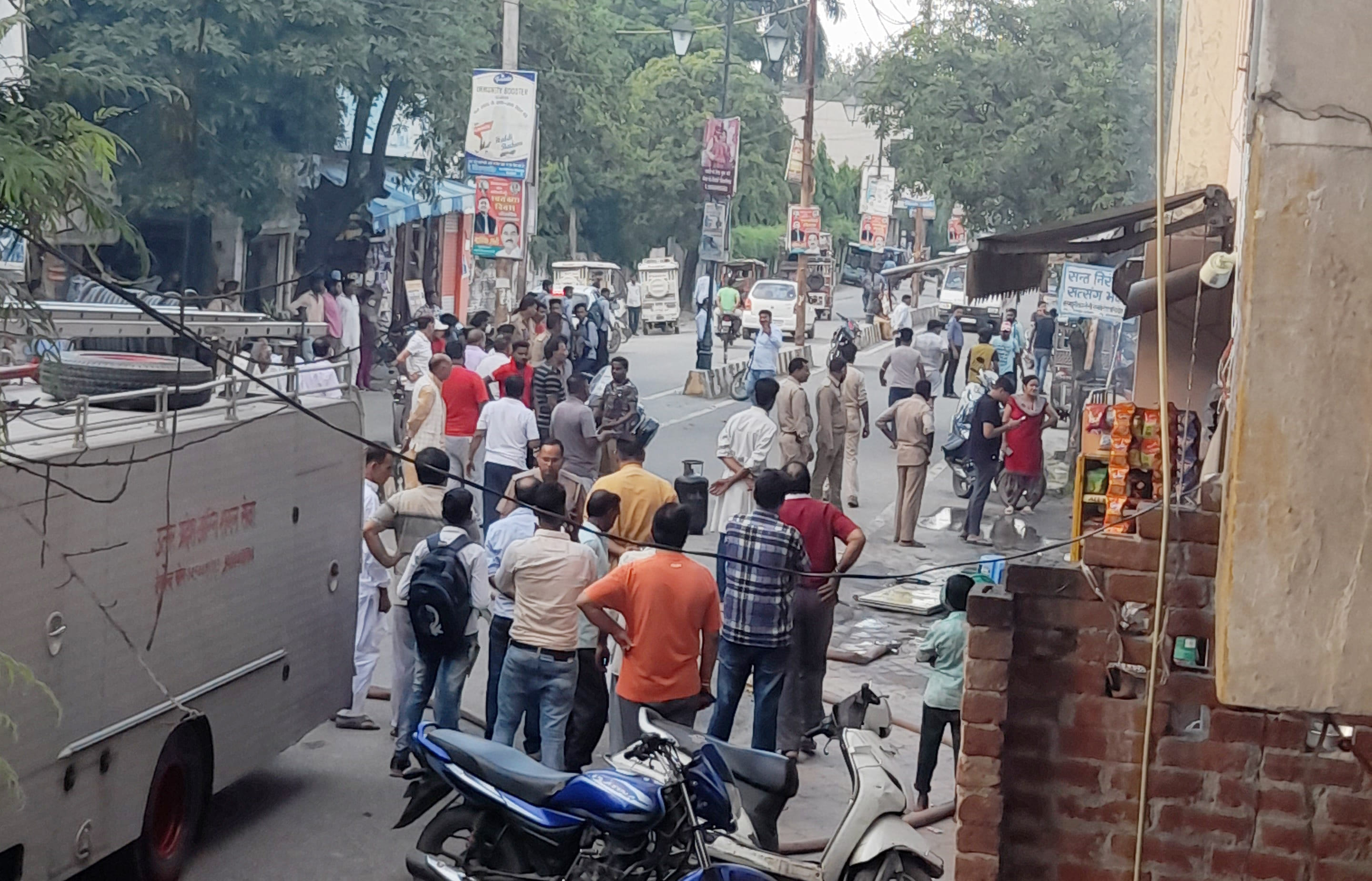 देवबंद में रेलवे रोड पर दुकान में आग ने से मची अफरा-तफरी